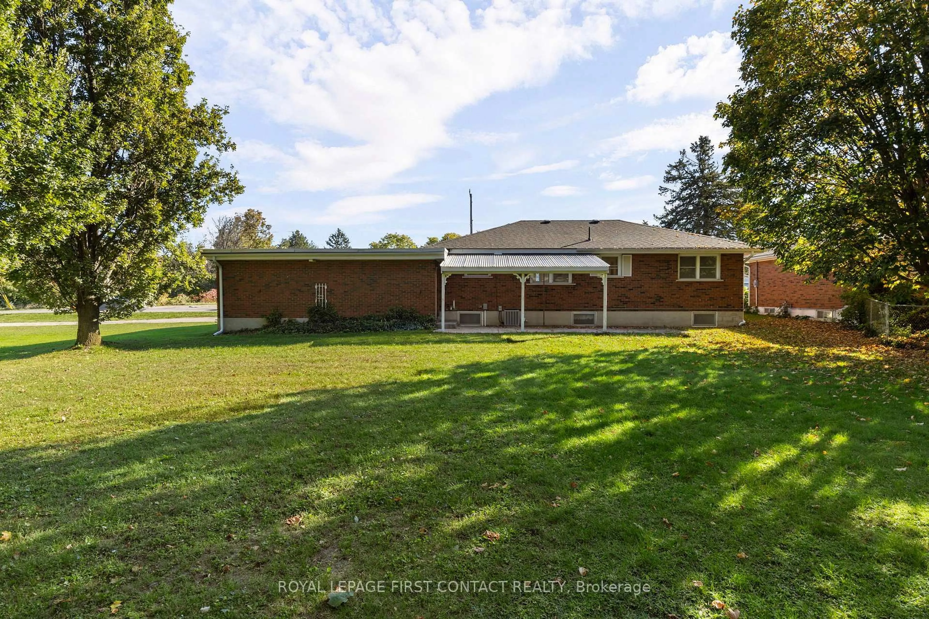 A pic from outside/outdoor area/front of a property/back of a property/a pic from drone, unknown for 482 St. Vincent St, Meaford Ontario N4L 1C6