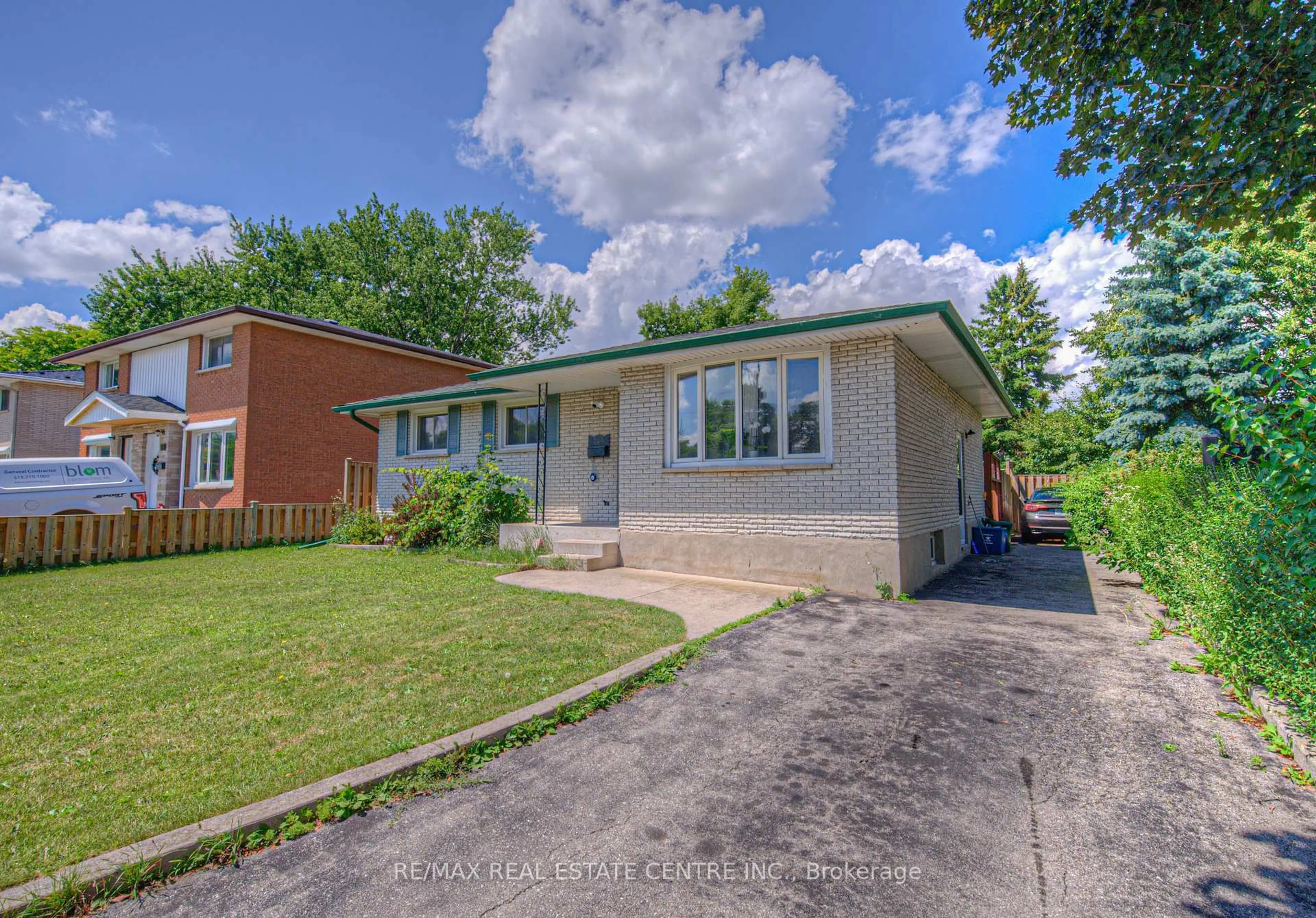 A pic from outside/outdoor area/front of a property/back of a property/a pic from drone, street for 523 Dunbar Rd, Cambridge Ontario N3H 2T3