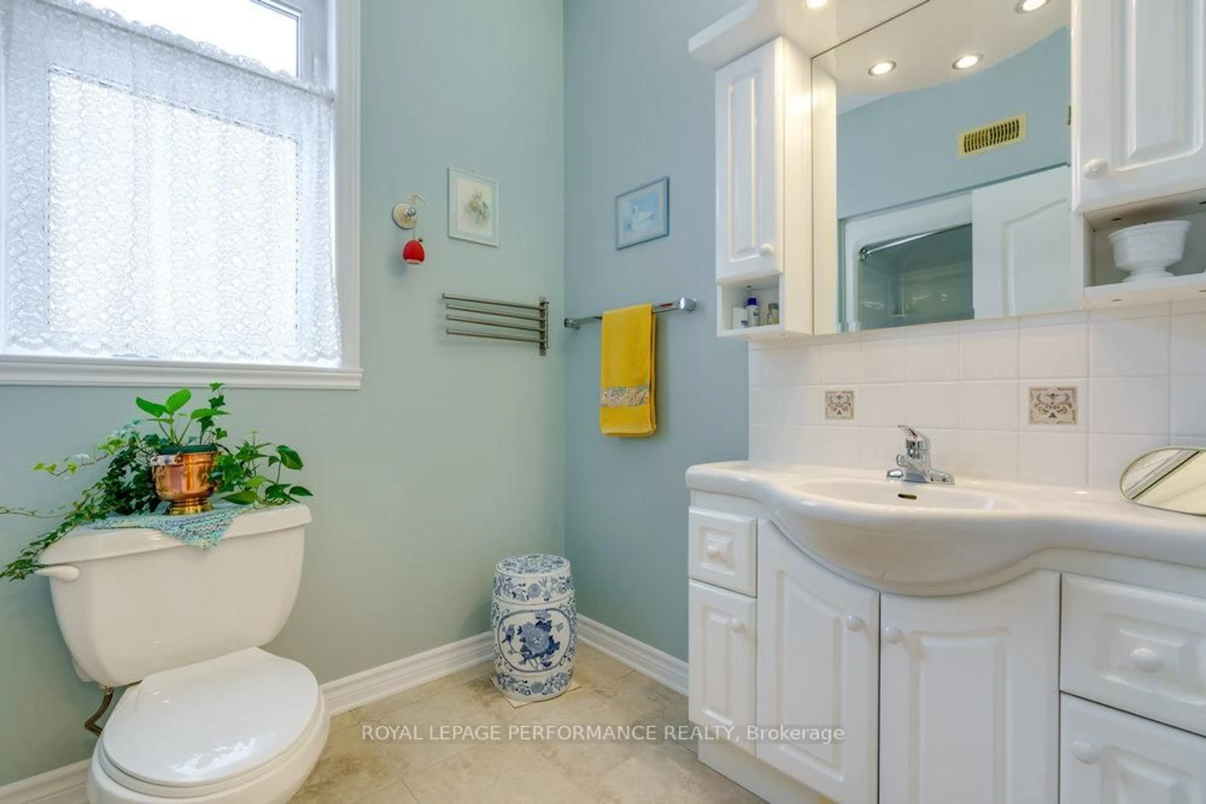 Standard bathroom, ceramic/tile floor for 6802 RIVERVIEW Dr, South Glengarry Ontario K6H 7M1