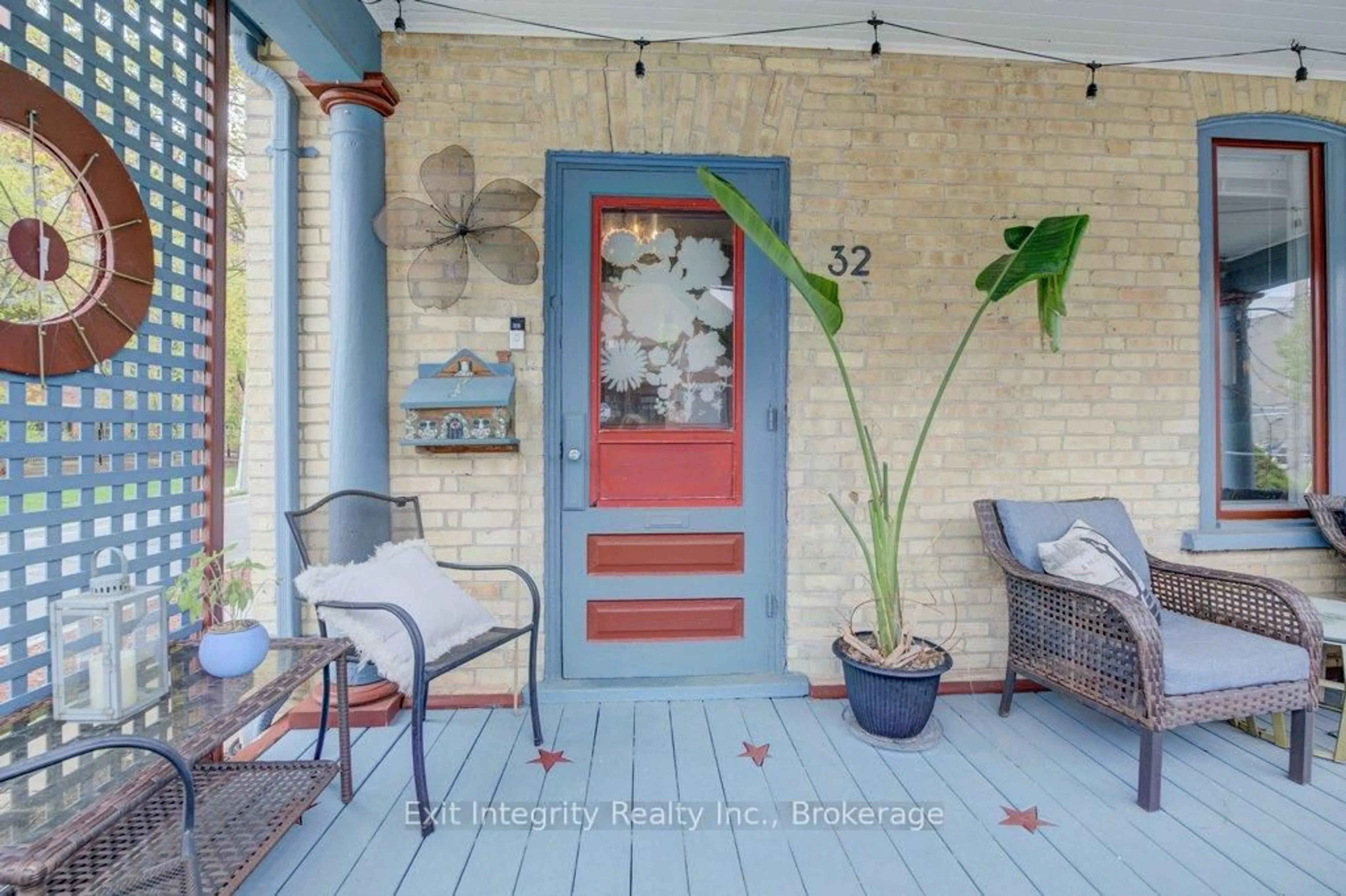 Indoor entryway for 32 Ellen St, Kitchener Ontario N2H 1L4