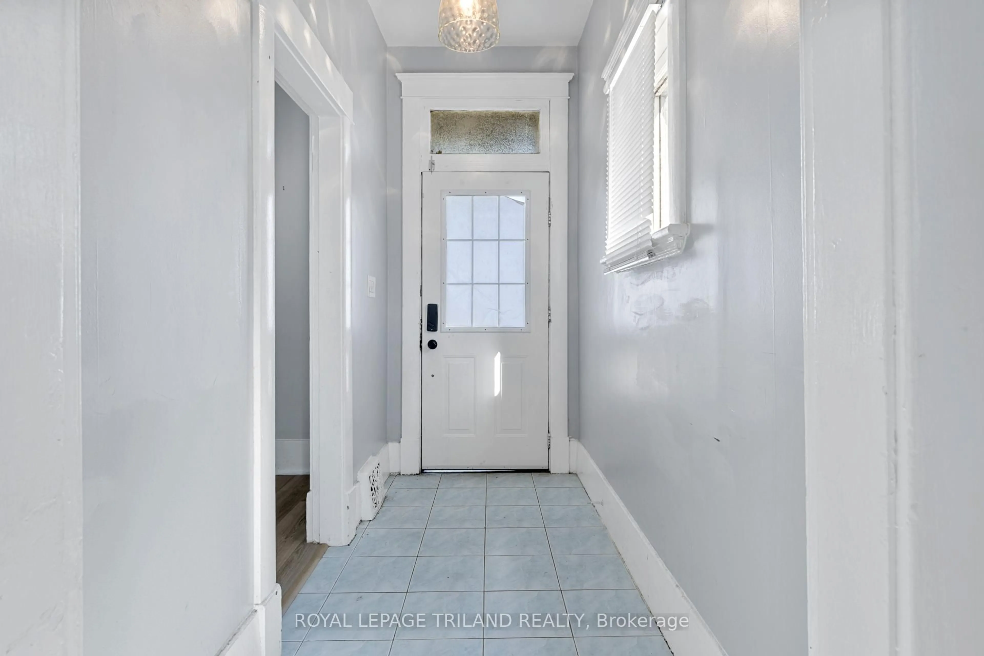 Indoor entryway for 633 Hamilton Rd, London East Ontario N5Z 1T1