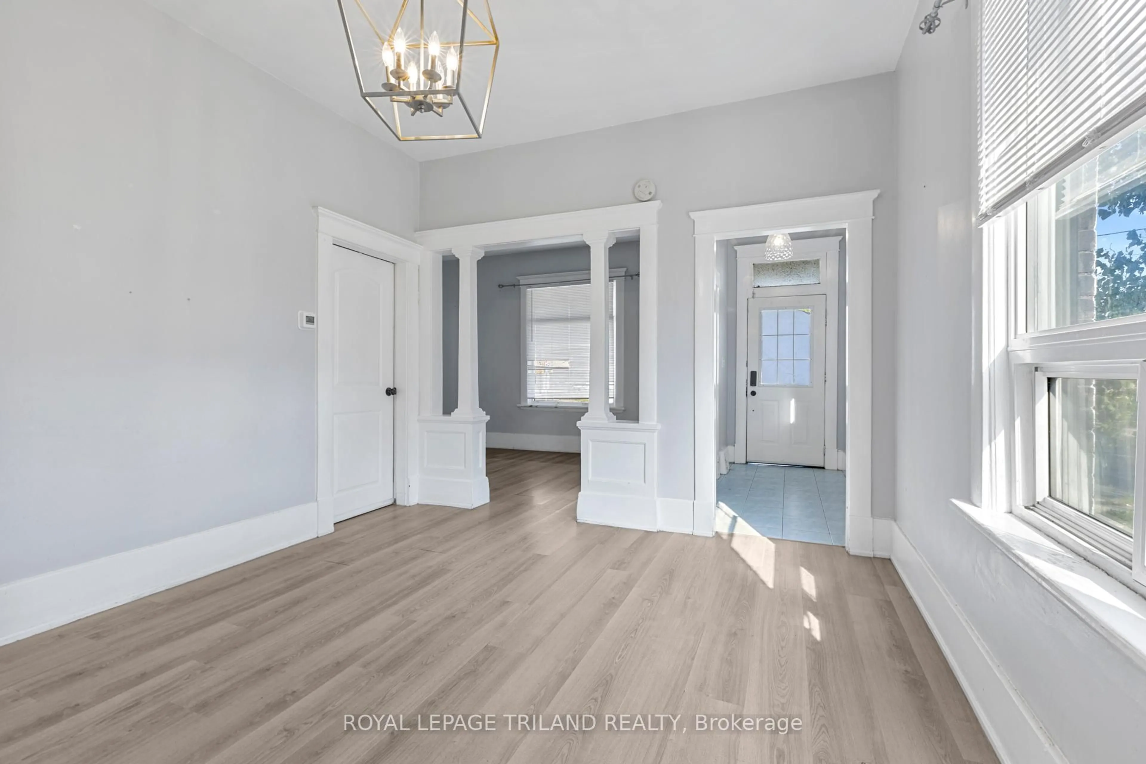 Indoor entryway for 633 Hamilton Rd, London East Ontario N5Z 1T1