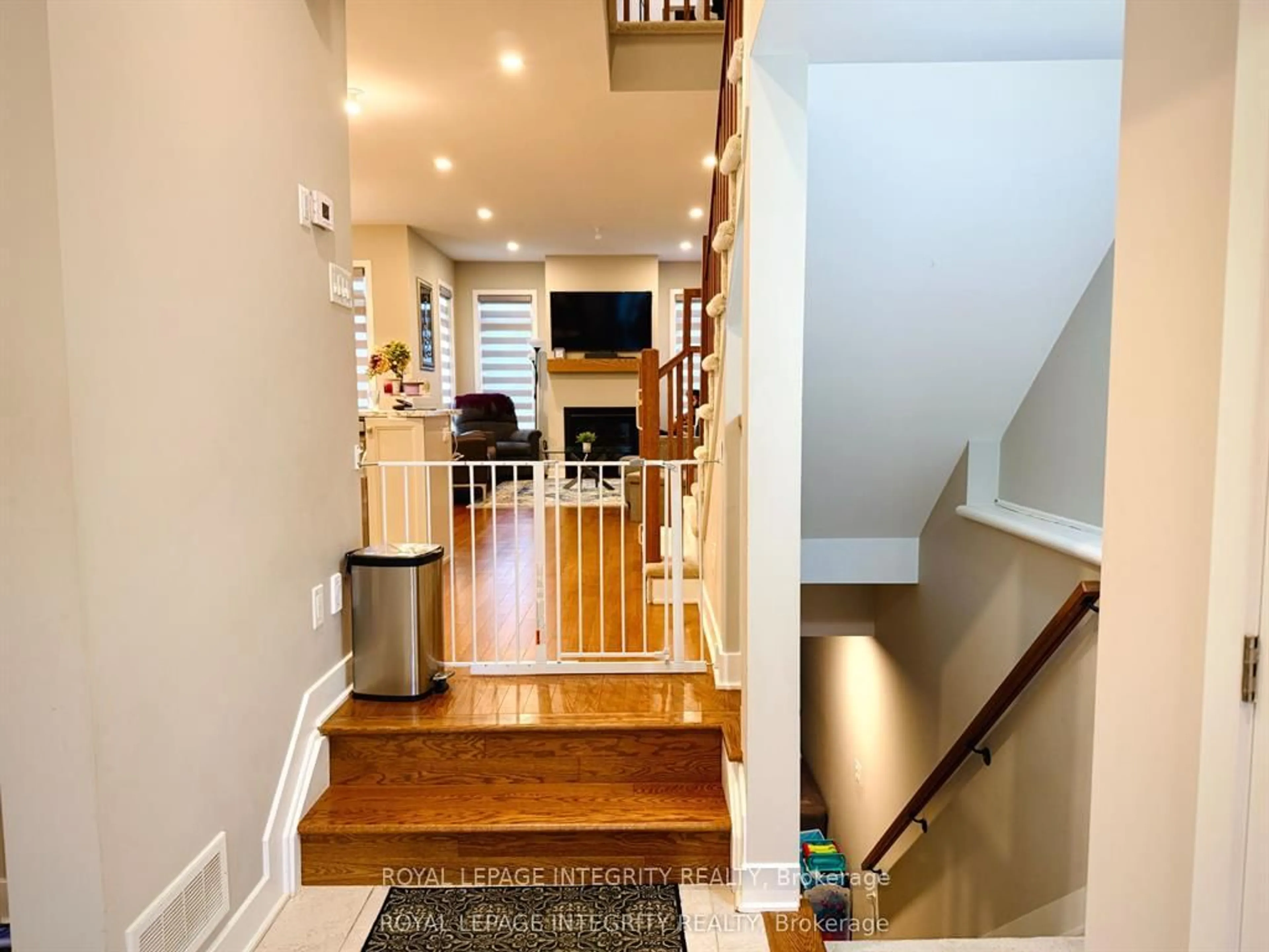 Indoor entryway for 550 Borbridge Ave, Ottawa Ontario K4M 0H9