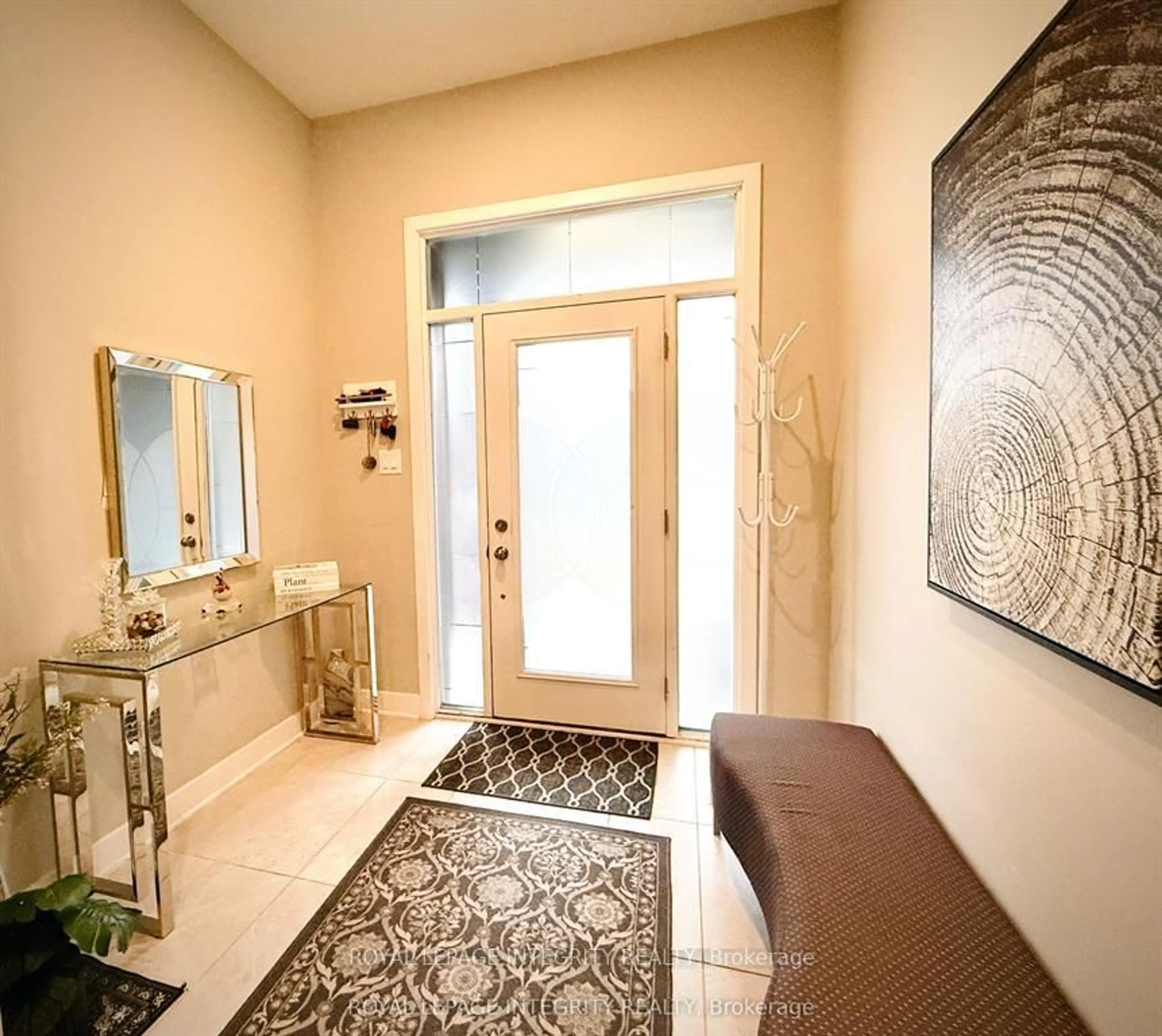 Indoor entryway for 550 Borbridge Ave, Ottawa Ontario K4M 0H9