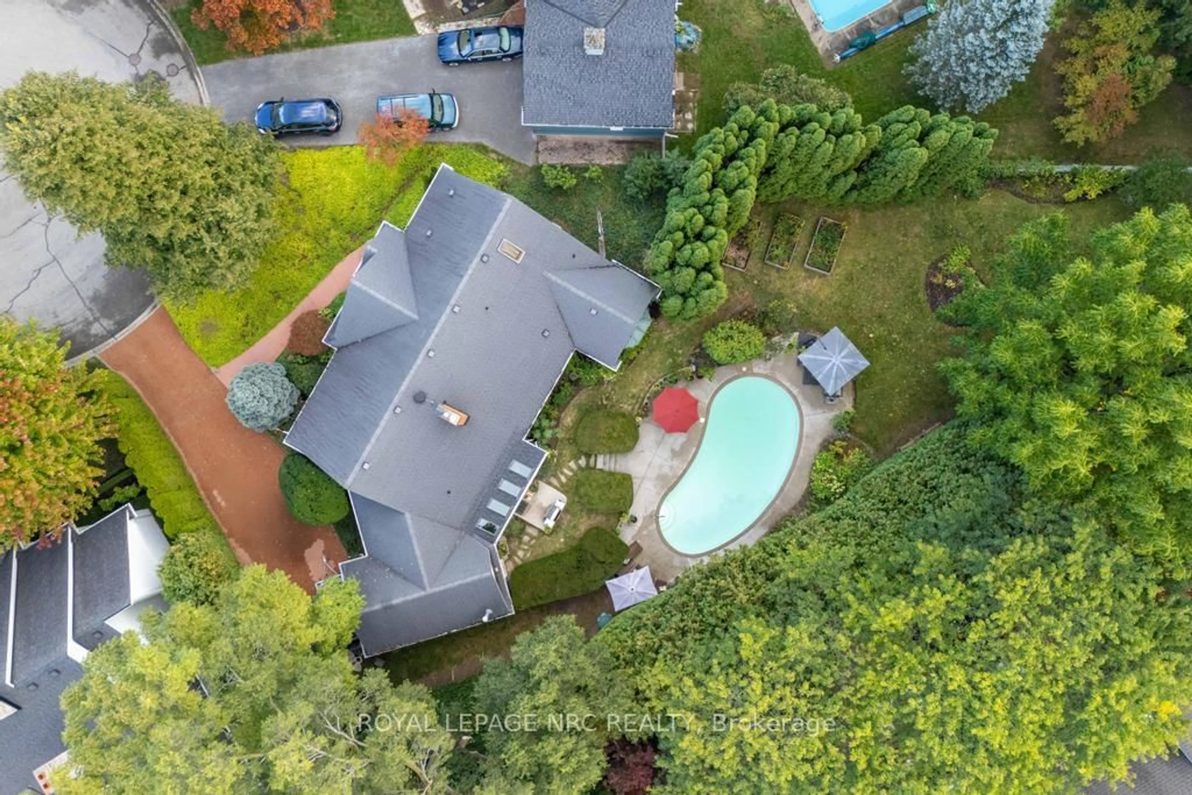 A pic from outside/outdoor area/front of a property/back of a property/a pic from drone, water/lake/river/ocean view for 7 Christopher St, Niagara-on-the-Lake Ontario L0S 1J0