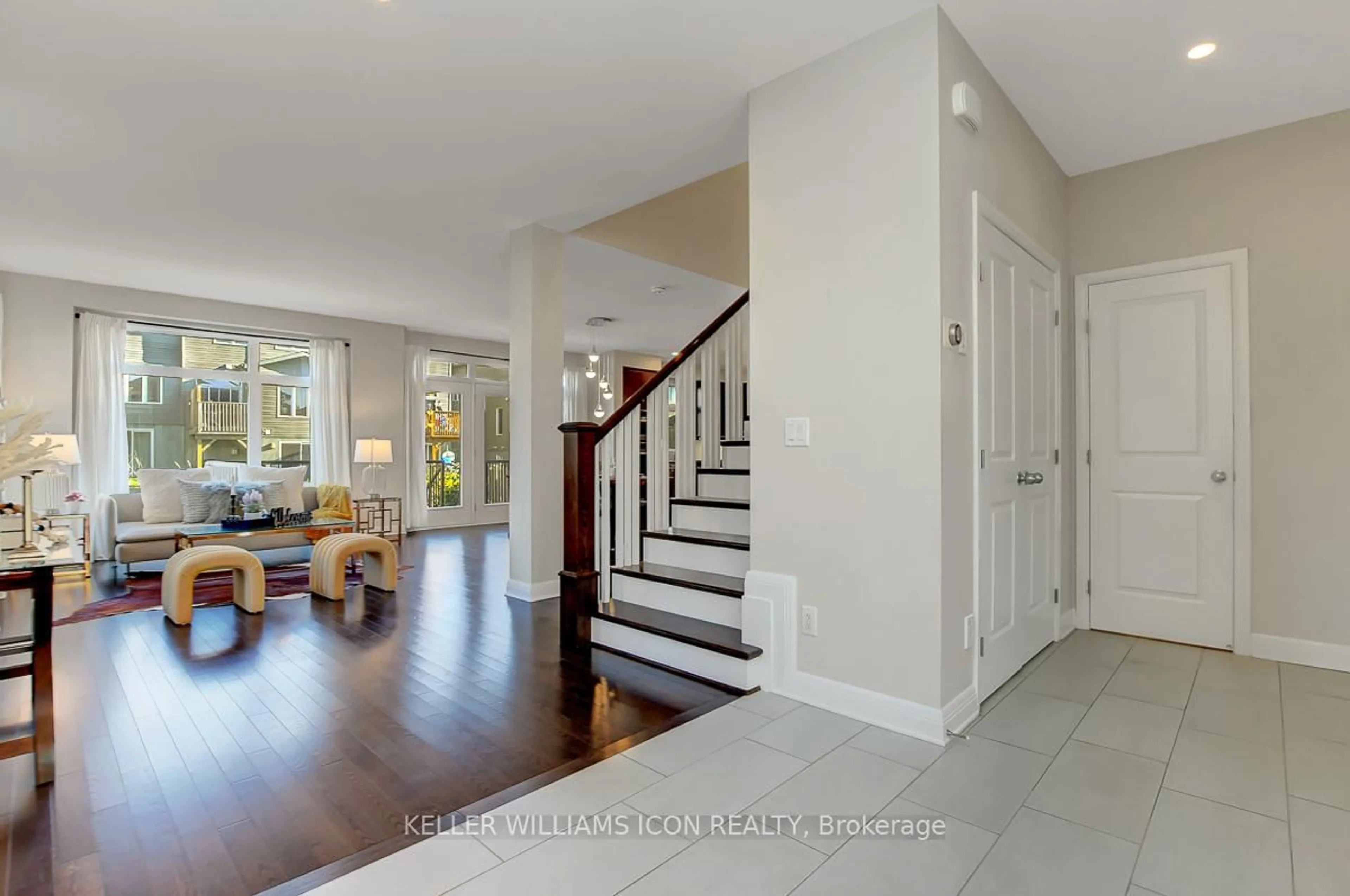 Indoor entryway for 611 Gabriola Way, Kanata Ontario K2T 0M2