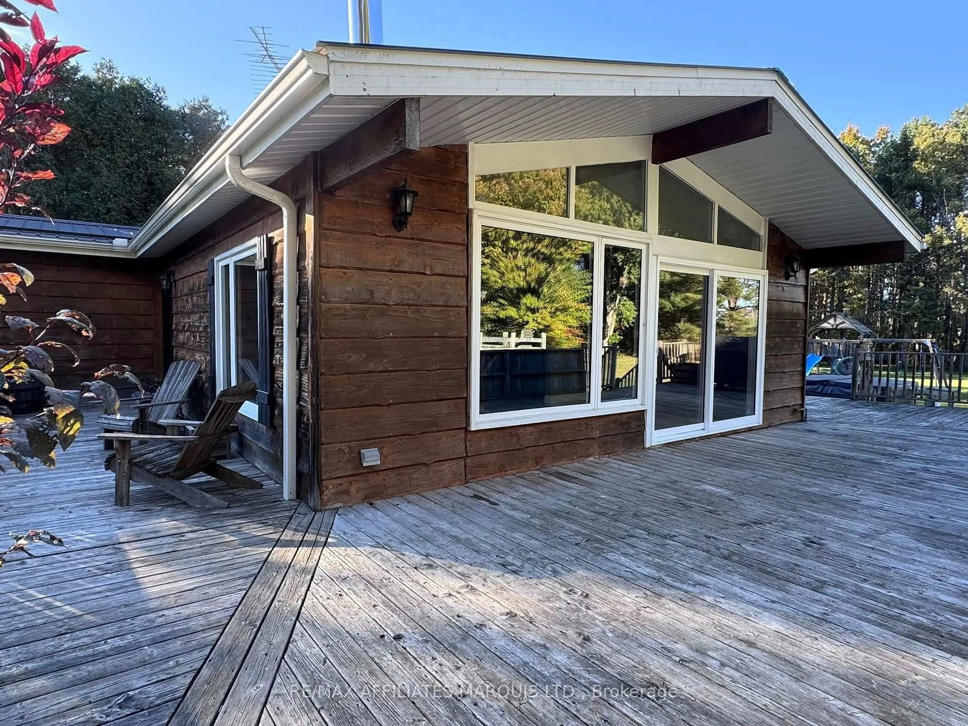Home with vinyl exterior material, unknown for 19391 County Rd 19 Rd, South Glengarry Ontario K0C 2J0