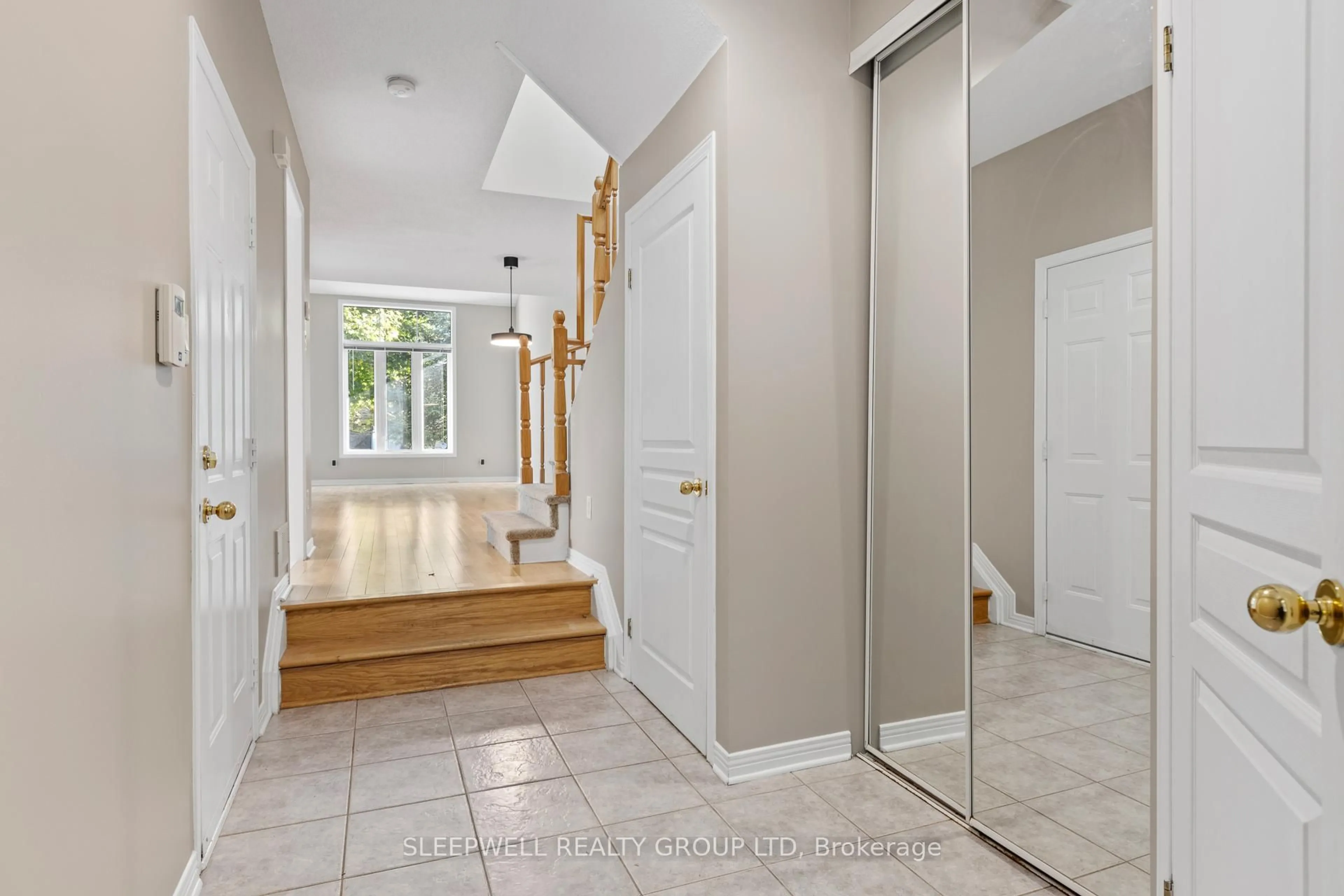 Indoor entryway for 41 Kettleby St, Ottawa Ontario K2K 3C4