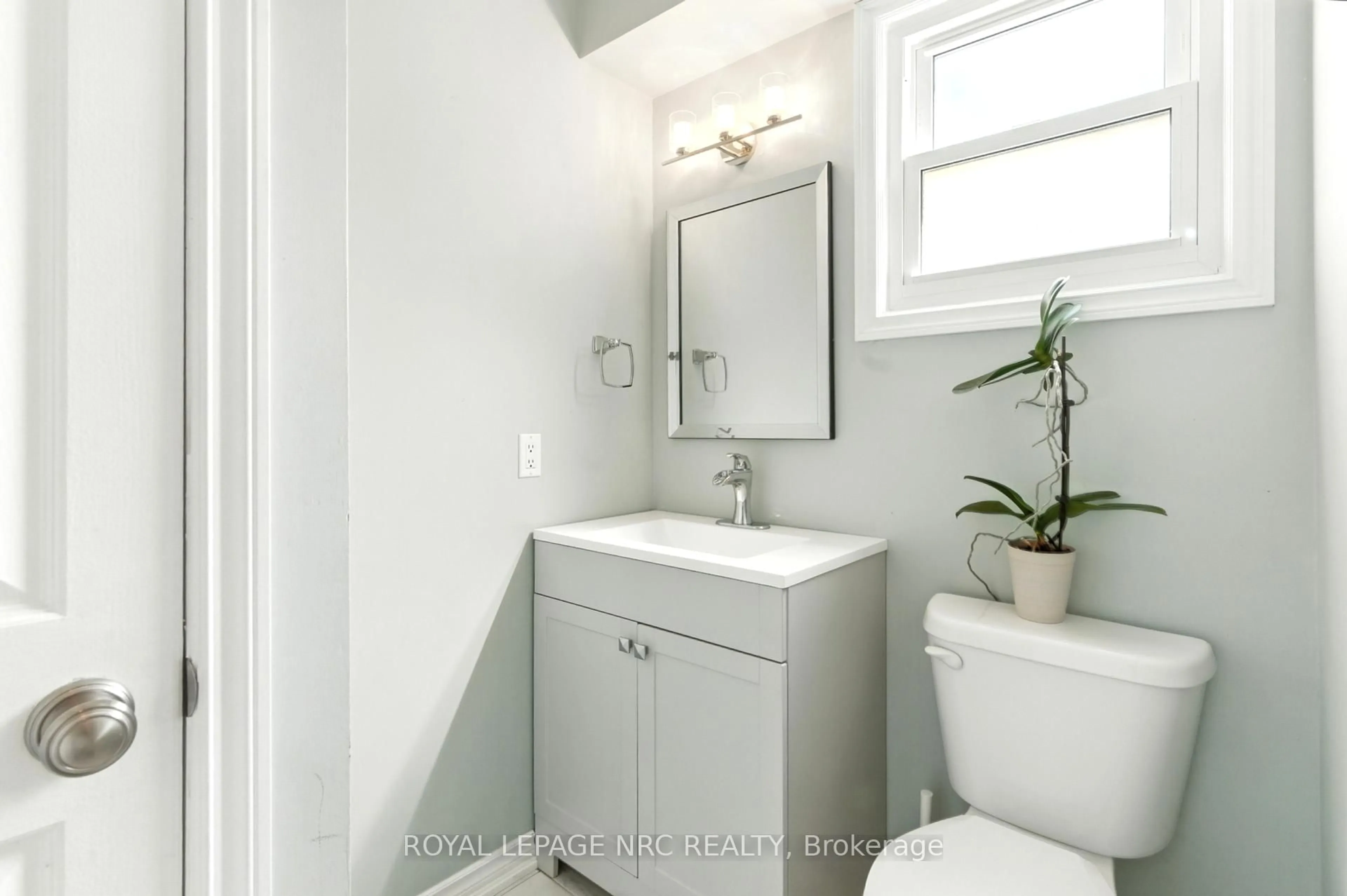 Standard bathroom, ceramic/tile floor for 260 Gadsby Ave, Welland Ontario L3C 6N5