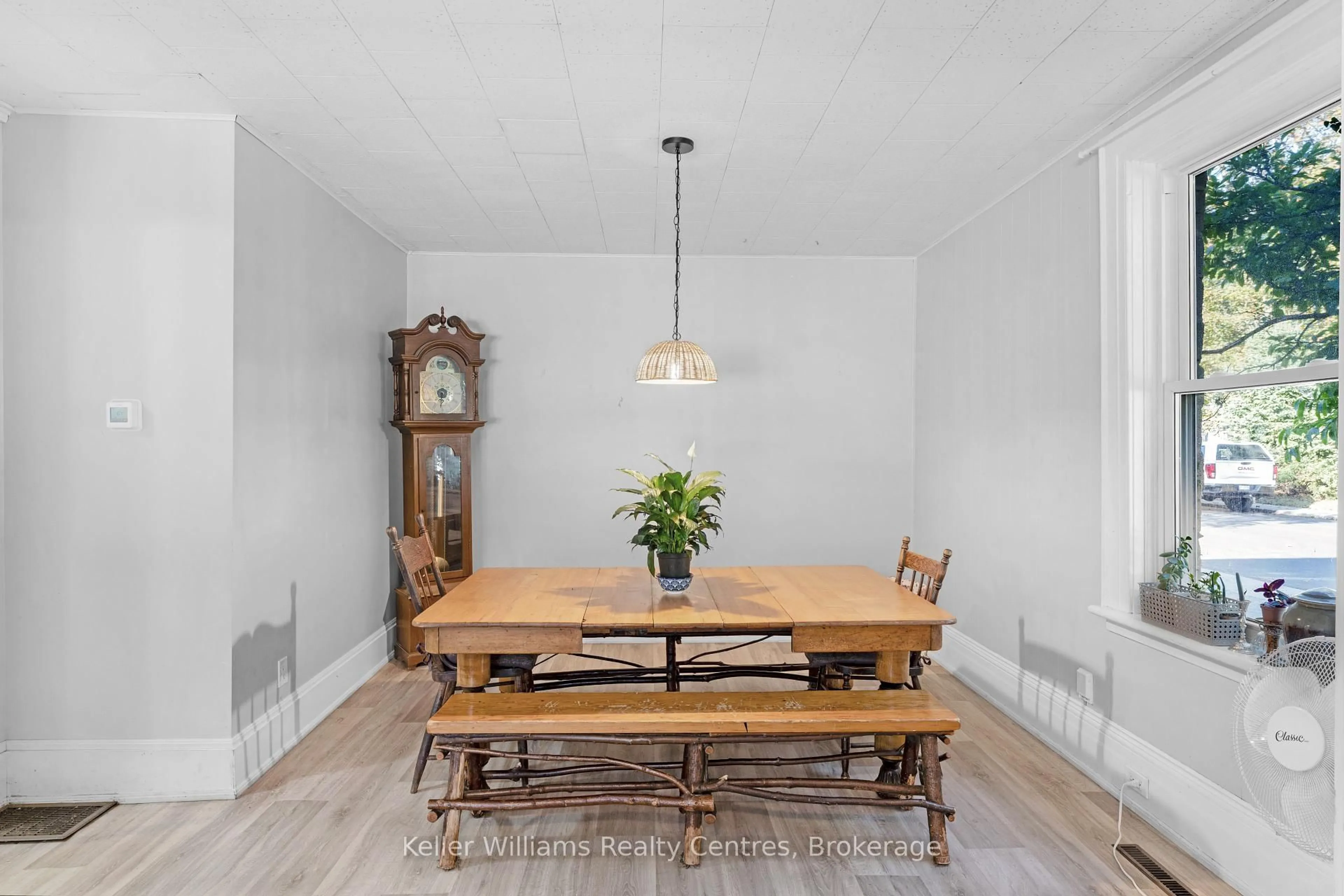 Dining room, wood/laminate floor for 502 & 504 9th St, Owen Sound Ontario N4K 3P2