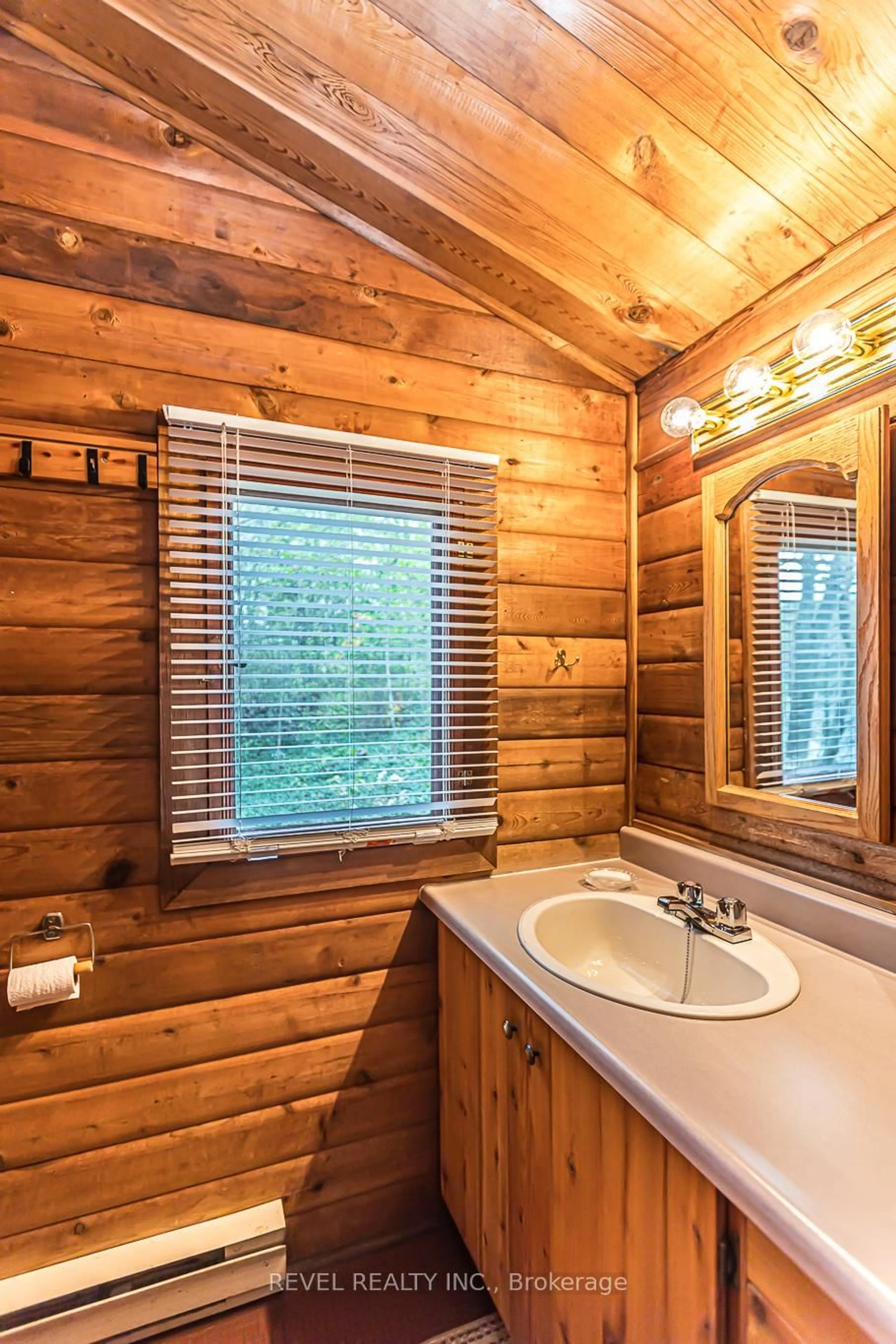 Standard bathroom, wood/laminate floor for 744 10 Baxter Island, Georgian Bay Ontario L0K 1S0