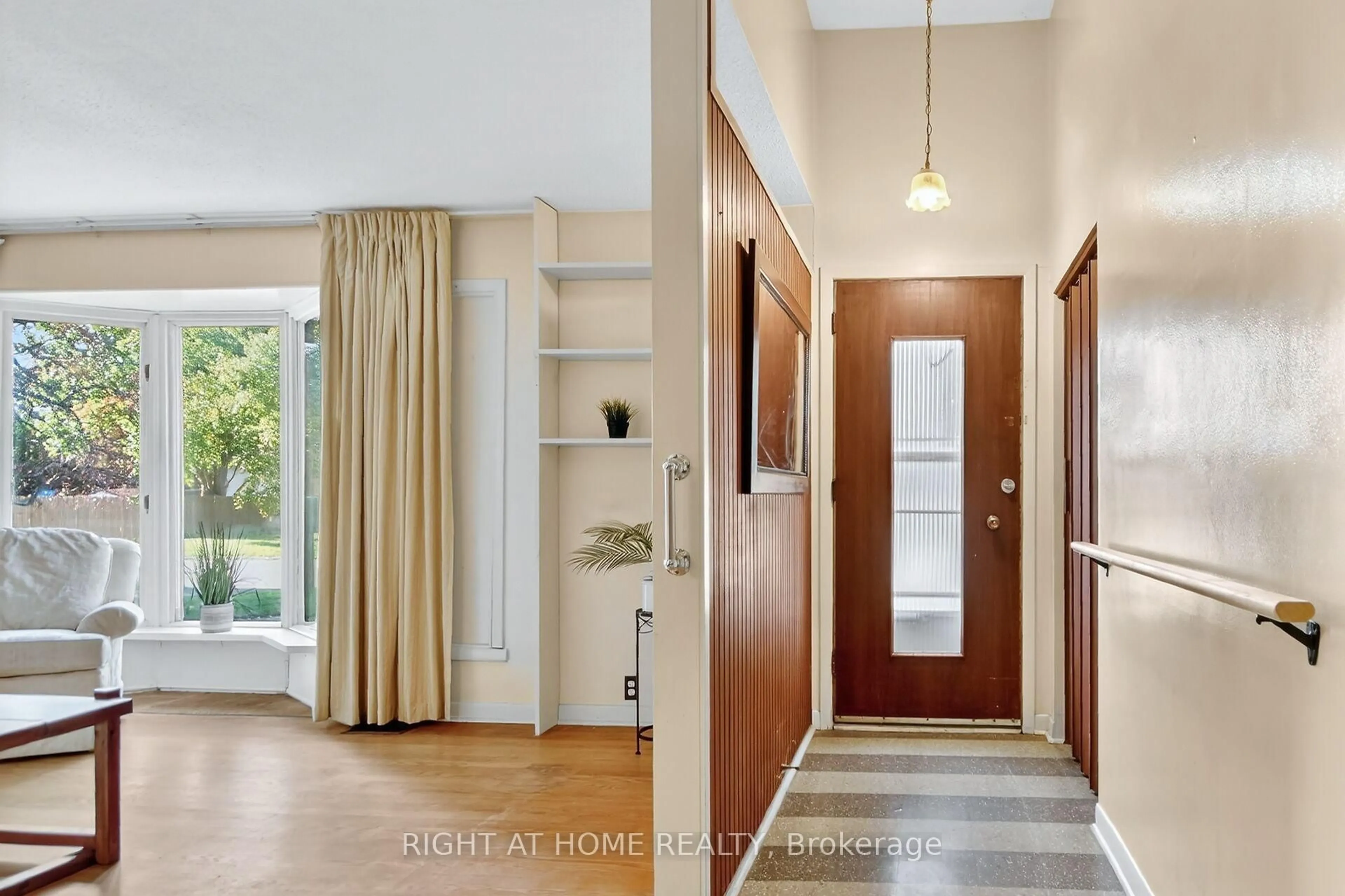 Indoor entryway for 6 Higwood Dr, Ottawa Ontario K2E 5K7