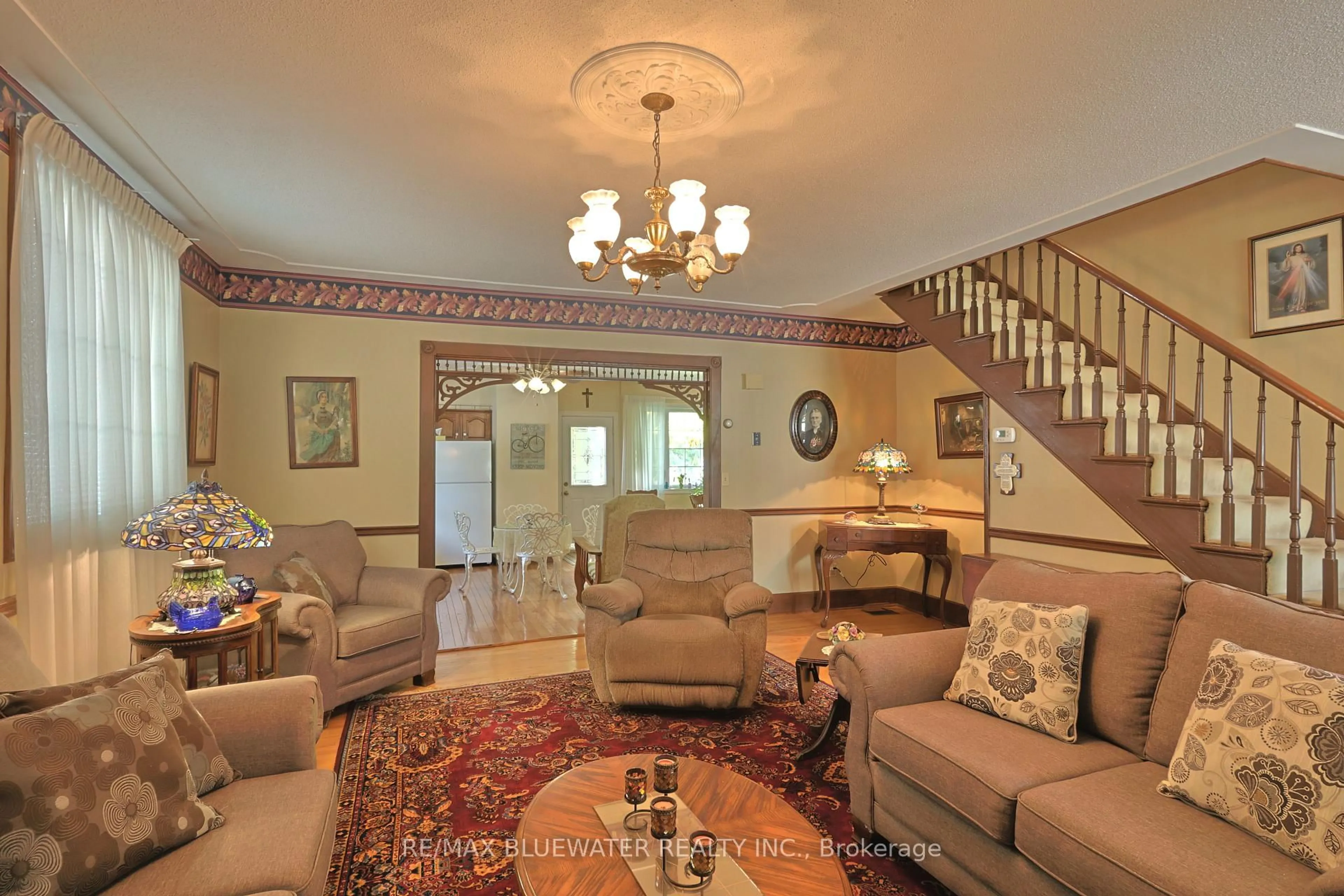 Indoor foyer for 197 Broad St, North Middlesex Ontario N0M 2K0