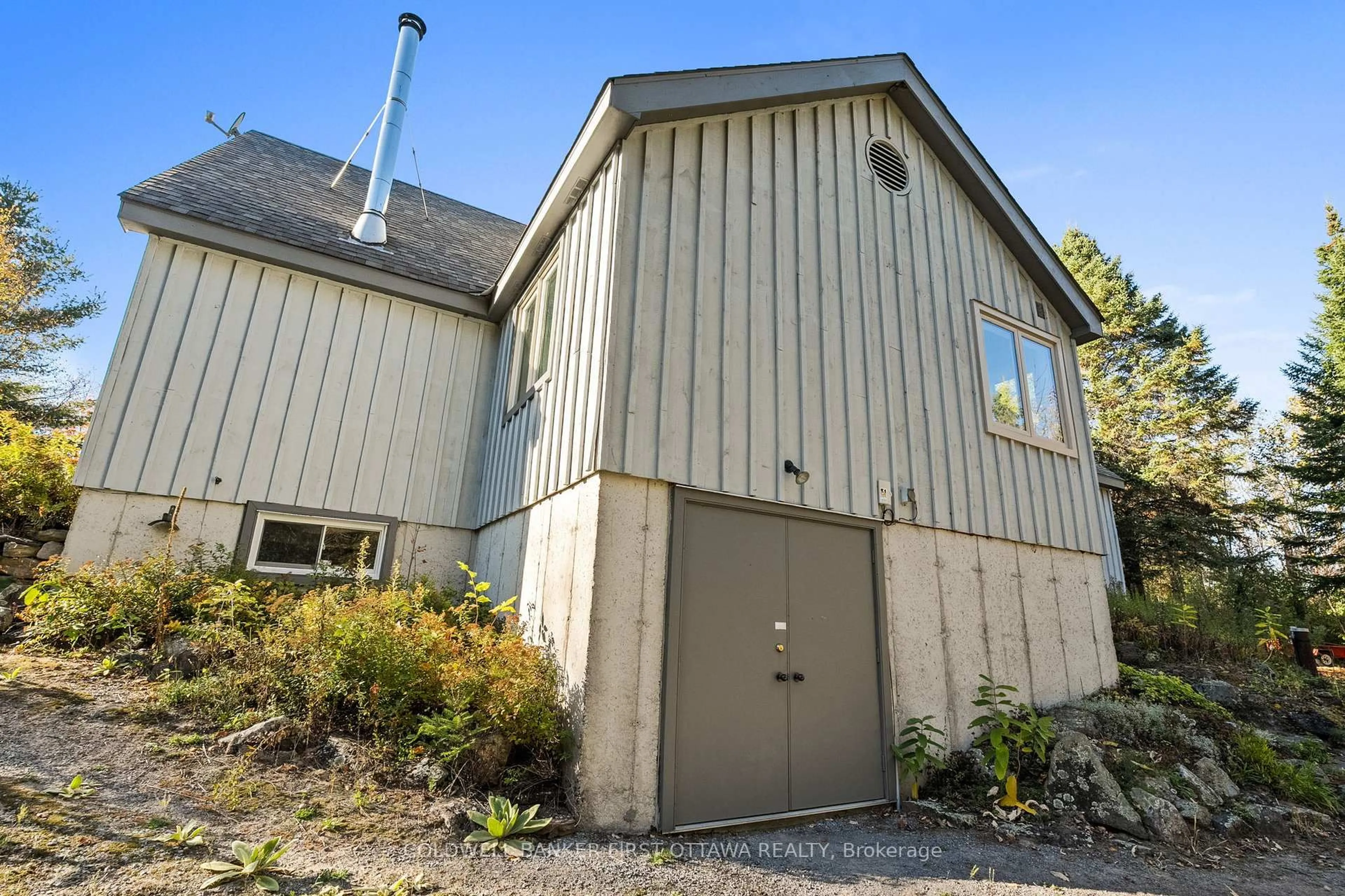 Home with vinyl exterior material, unknown for 1903 Ramsay Concession 4B Concession, Almonte Ontario K0A 1A0