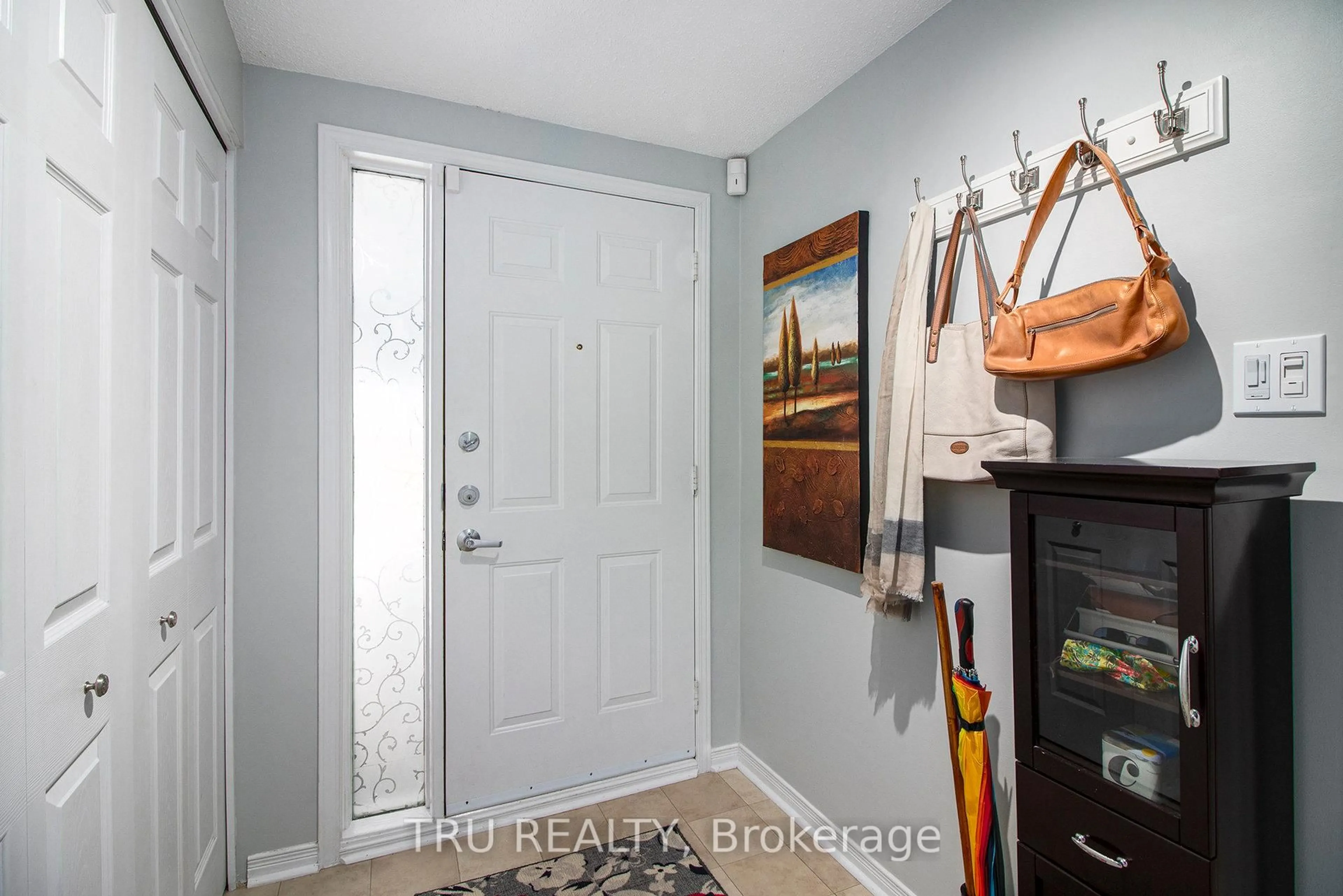 Indoor entryway for 1132 Chimney Hill Way, Ottawa Ontario K1J 8Z6