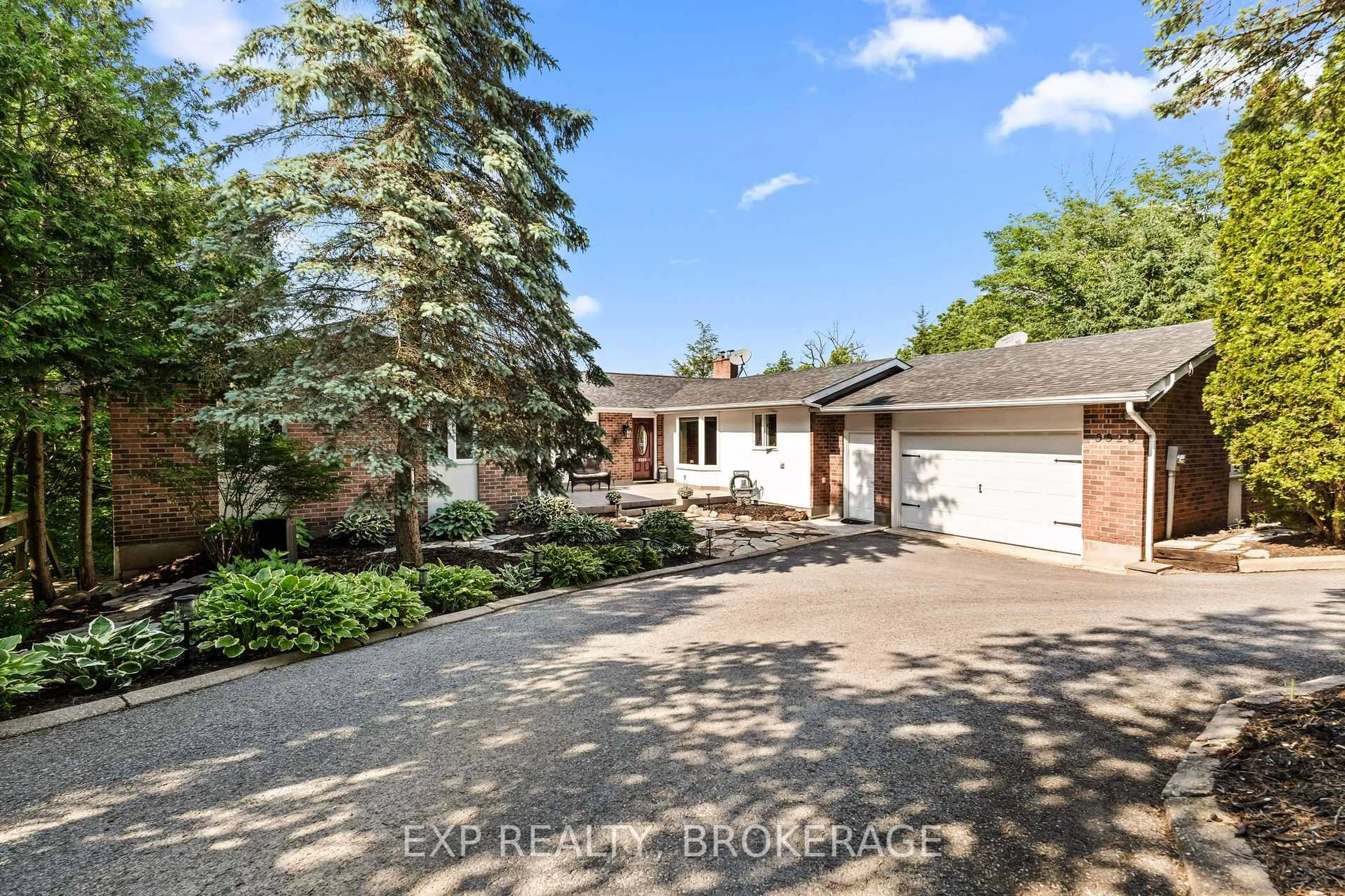 A pic from outside/outdoor area/front of a property/back of a property/a pic from drone, street for 5525 RIDEAU Rd, Battersea Ontario K0H 1H0