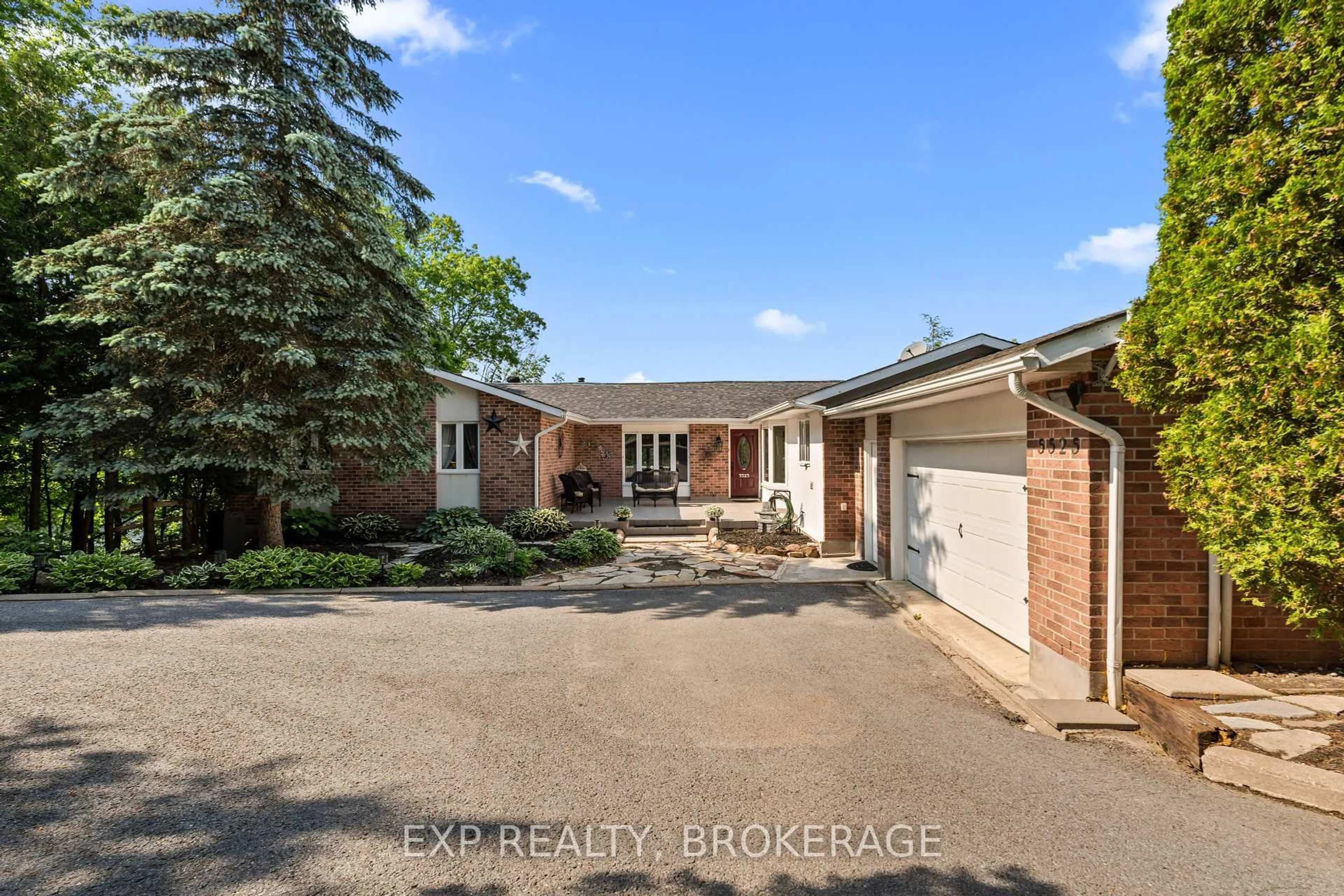 A pic from outside/outdoor area/front of a property/back of a property/a pic from drone, street for 5525 RIDEAU Rd, Battersea Ontario K0H 1H0
