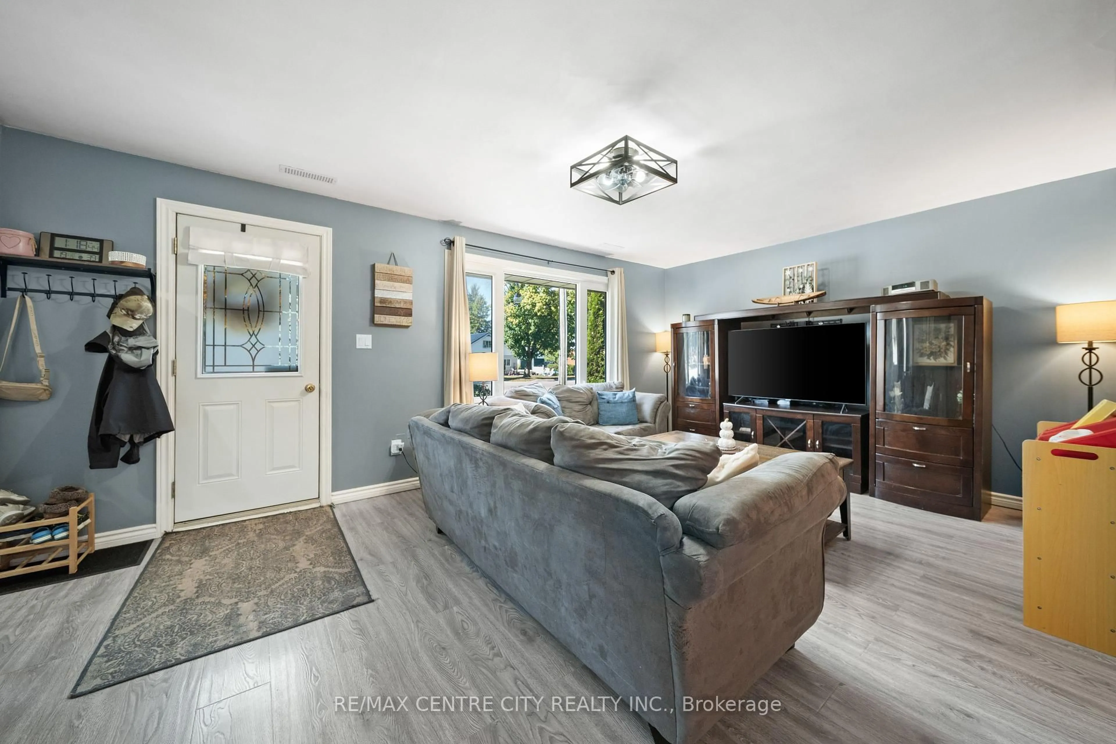 Living room with furniture, unknown for 103 Caverly Rd, Aylmer Ontario N5H 2P6
