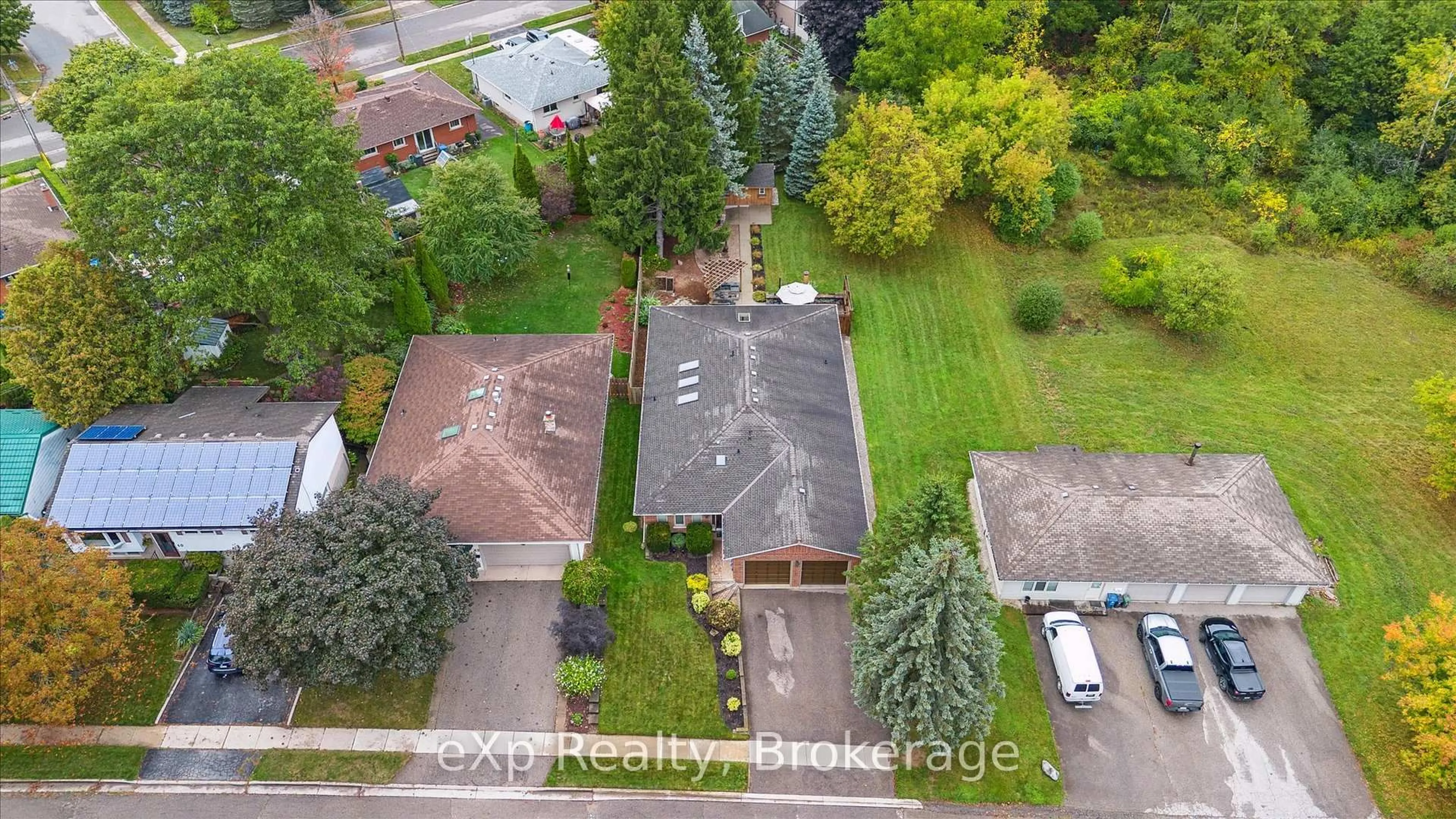A pic from outside/outdoor area/front of a property/back of a property/a pic from drone, street for 44 Hyland Rd, Guelph Ontario N1E 1T3