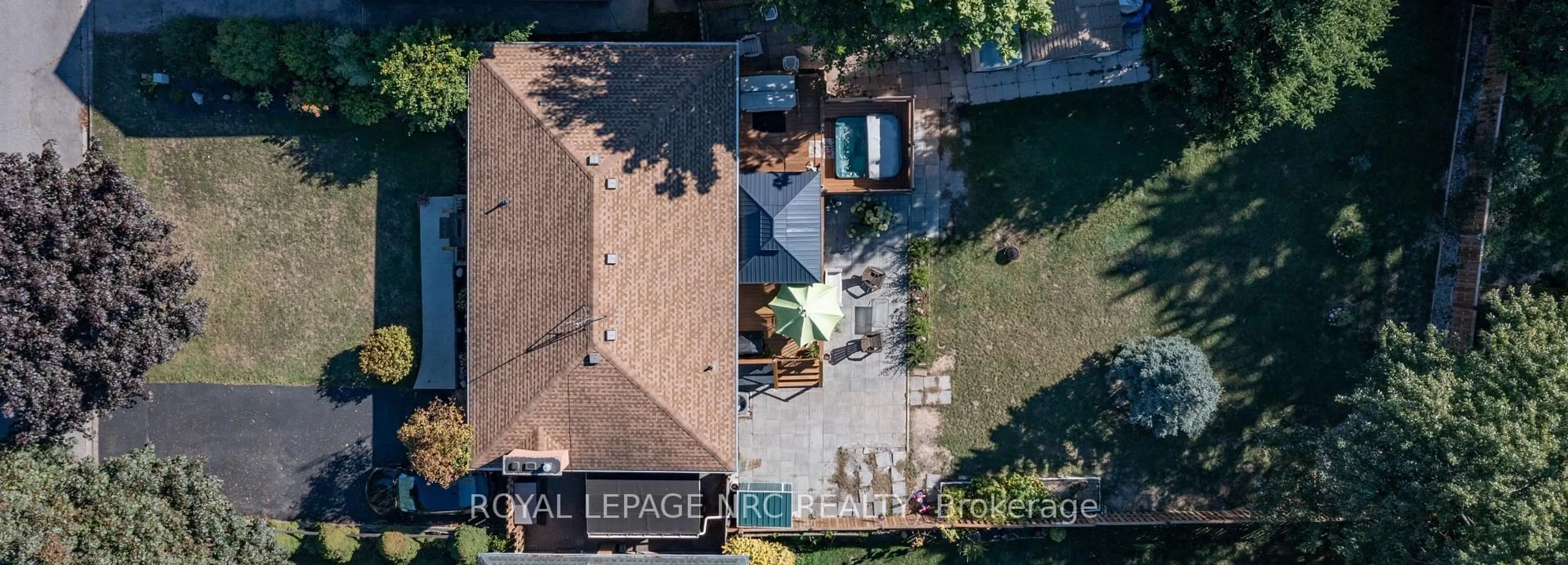 A pic from outside/outdoor area/front of a property/back of a property/a pic from drone, street for 11 Brookdale Ave, St. Catharines Ontario L2T 2T2