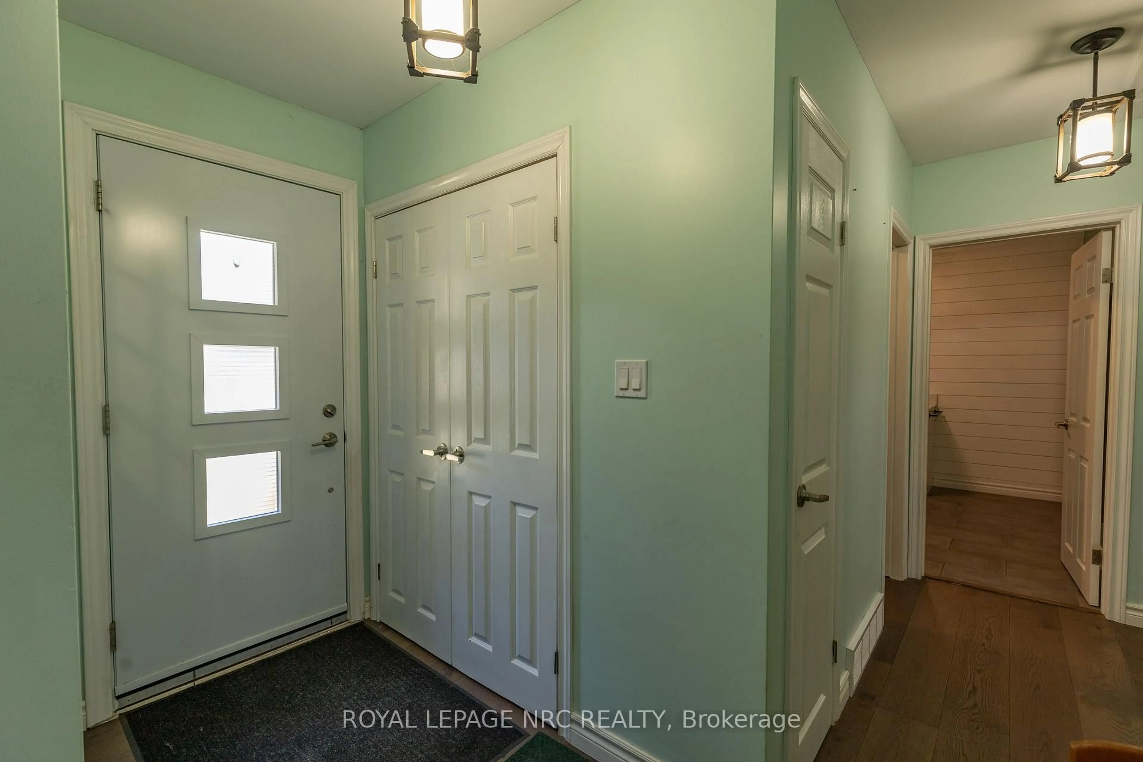 Indoor entryway for 11 Brookdale Ave, St. Catharines Ontario L2T 2T2