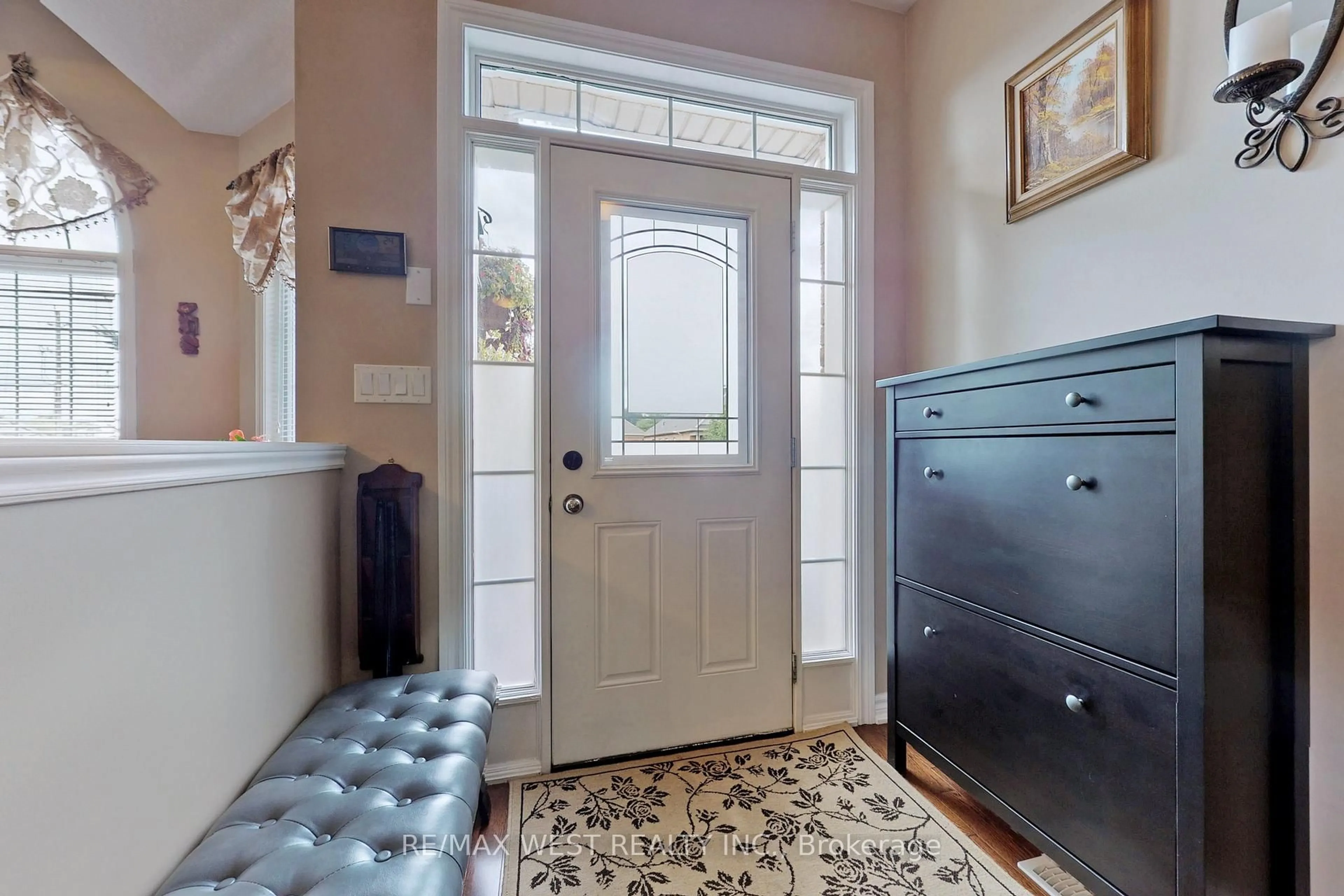 Indoor entryway for 9 Aberfoyle Mill Cres, Puslinch Ontario N0B 2J0