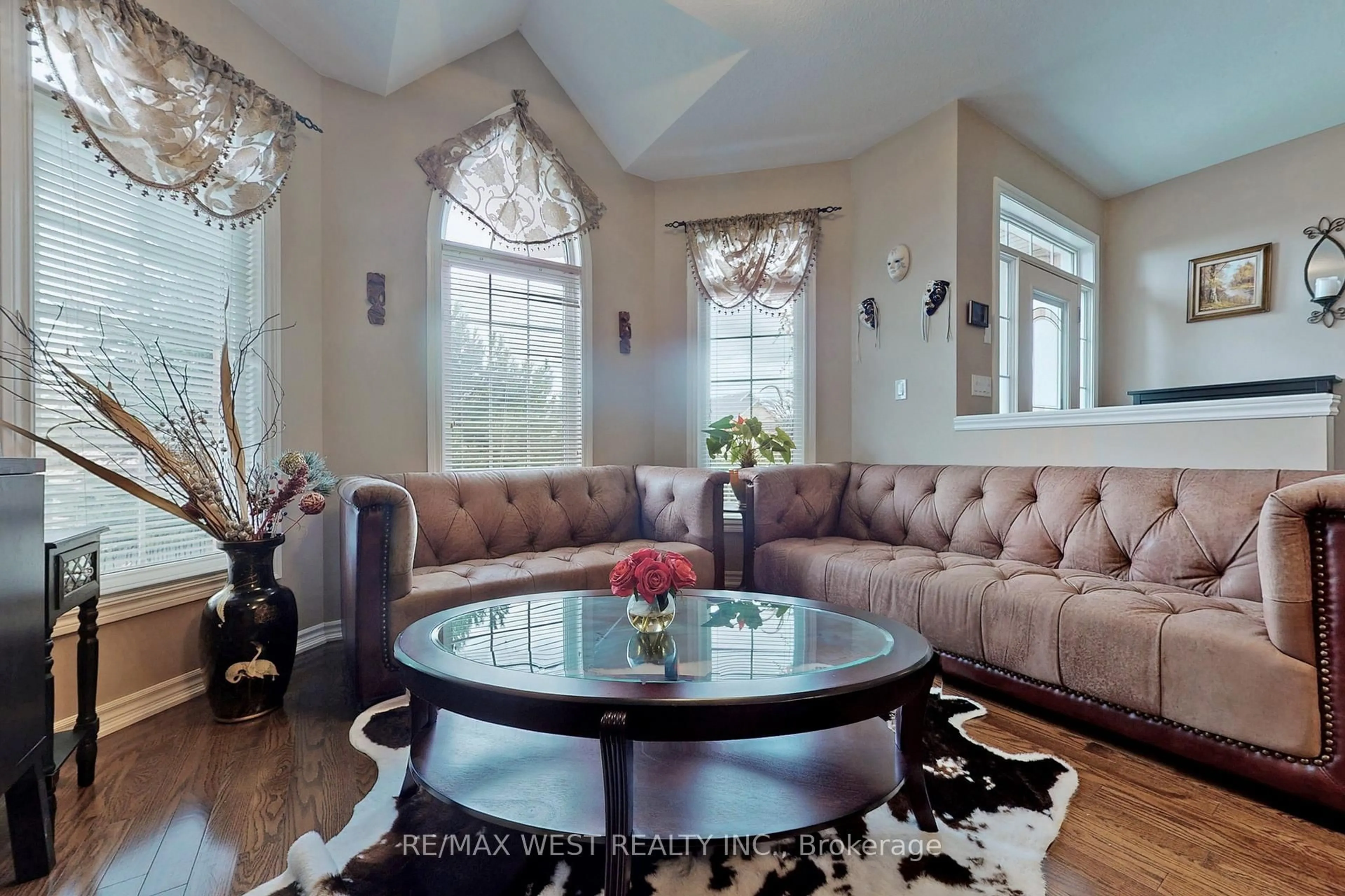 Living room with furniture, unknown for 9 Aberfoyle Mill Cres, Puslinch Ontario N0B 2J0