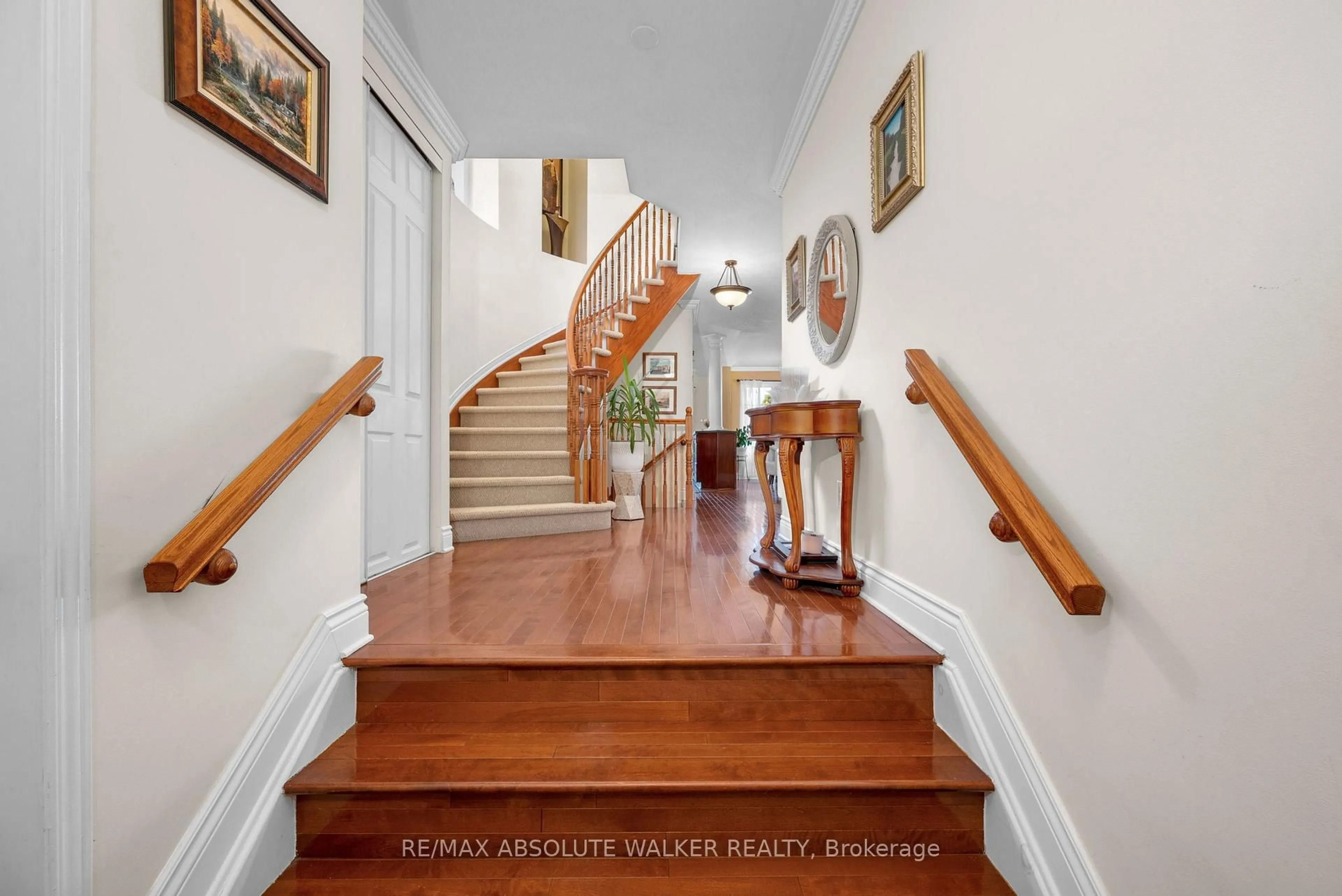 Indoor foyer for 607 Aquaview Dr, Orleans Ontario K4A 4W1