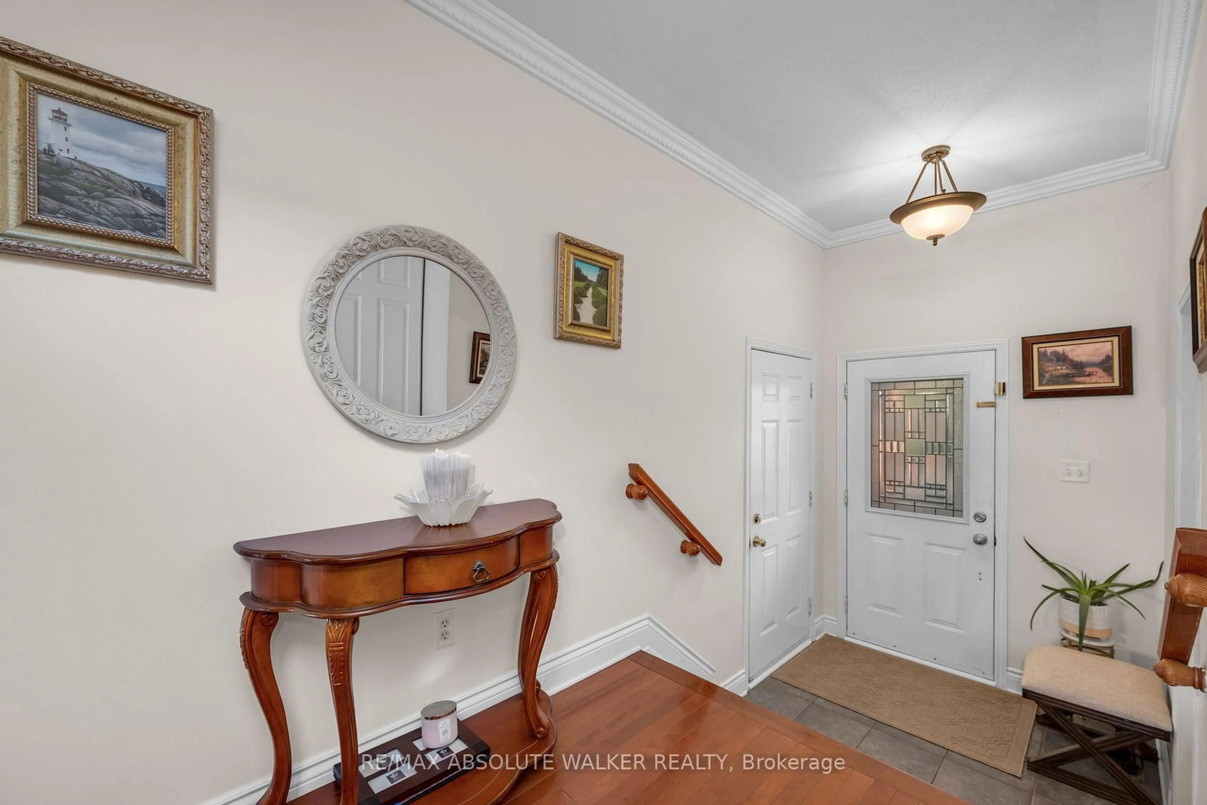 Indoor foyer for 607 Aquaview Dr, Orleans Ontario K4A 4W1