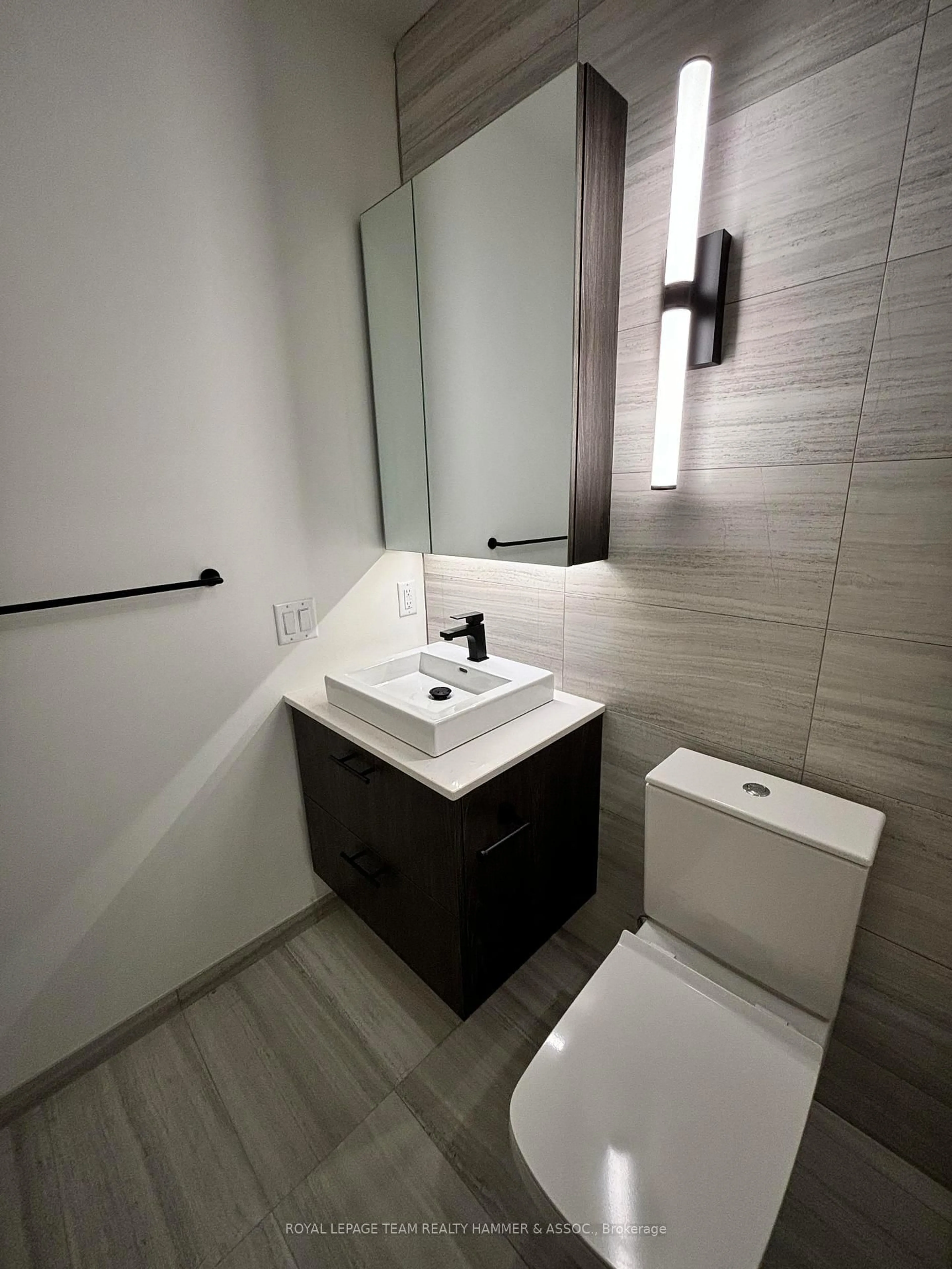 Standard bathroom, unknown for 10 James St #210, Ottawa Ontario K2P 1T2