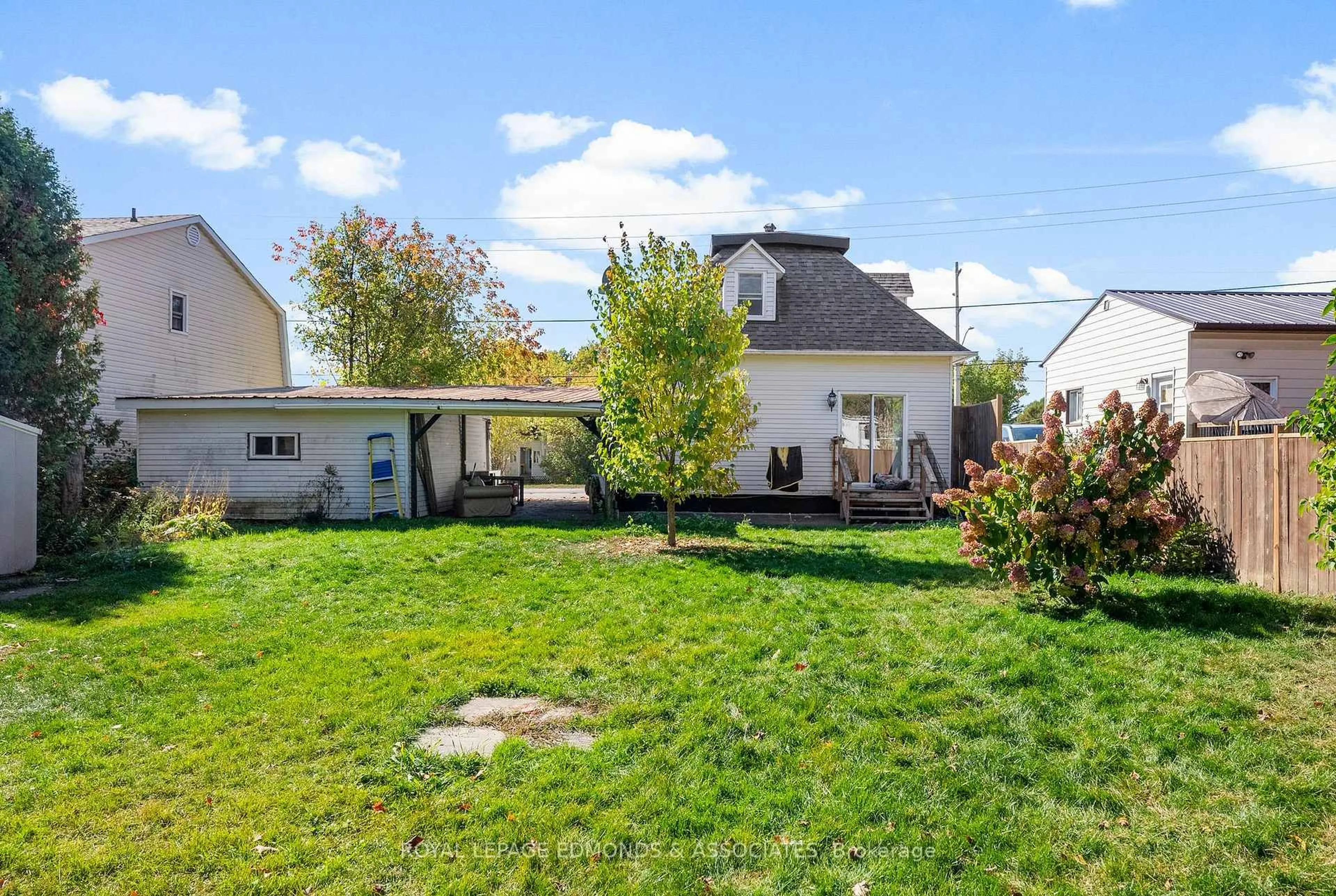 A pic from outside/outdoor area/front of a property/back of a property/a pic from drone, street for 525 Boundary Rd, Pembroke Ontario K8A 6L7