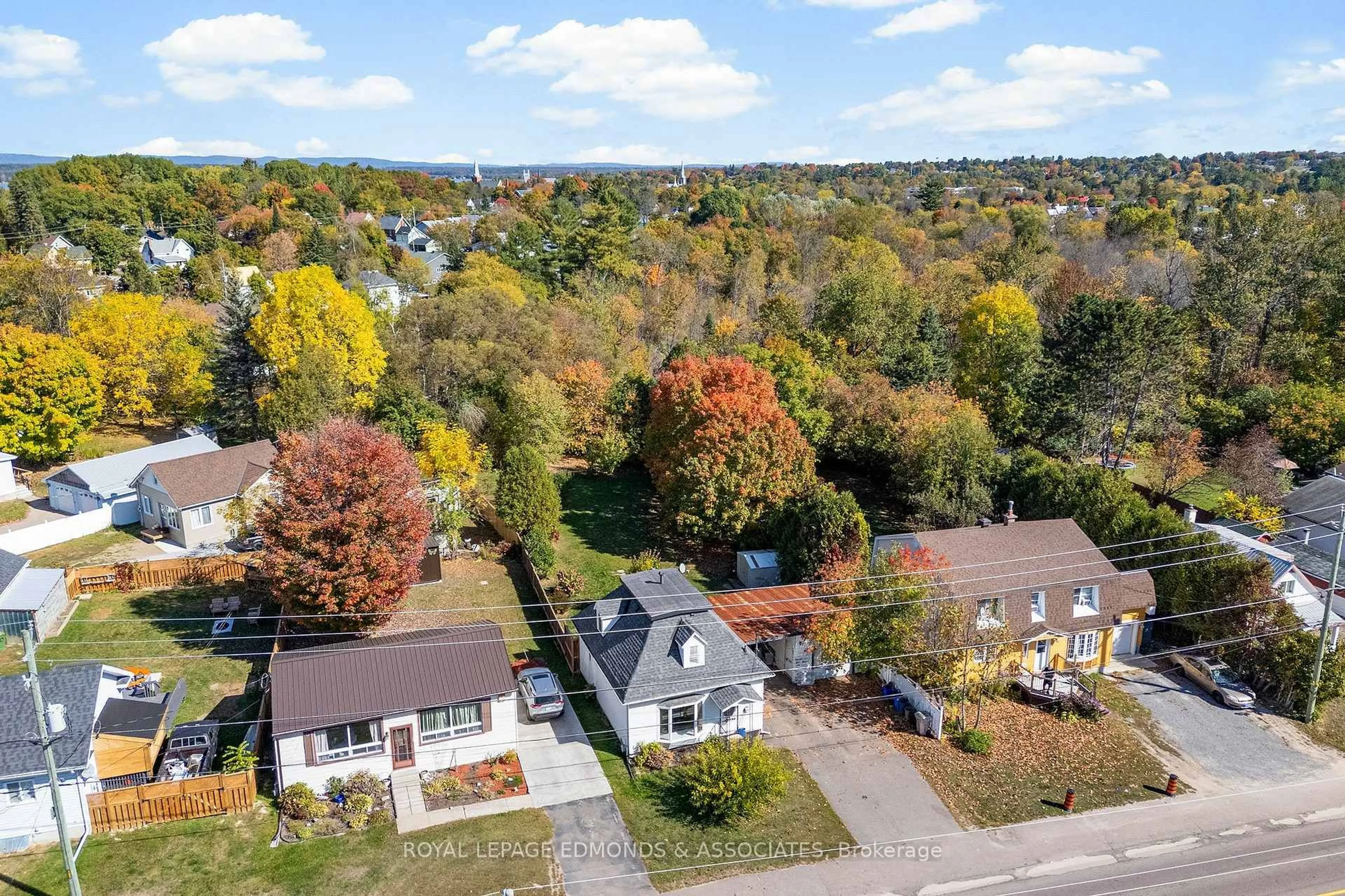 A pic from outside/outdoor area/front of a property/back of a property/a pic from drone, street for 525 Boundary Rd, Pembroke Ontario K8A 6L7