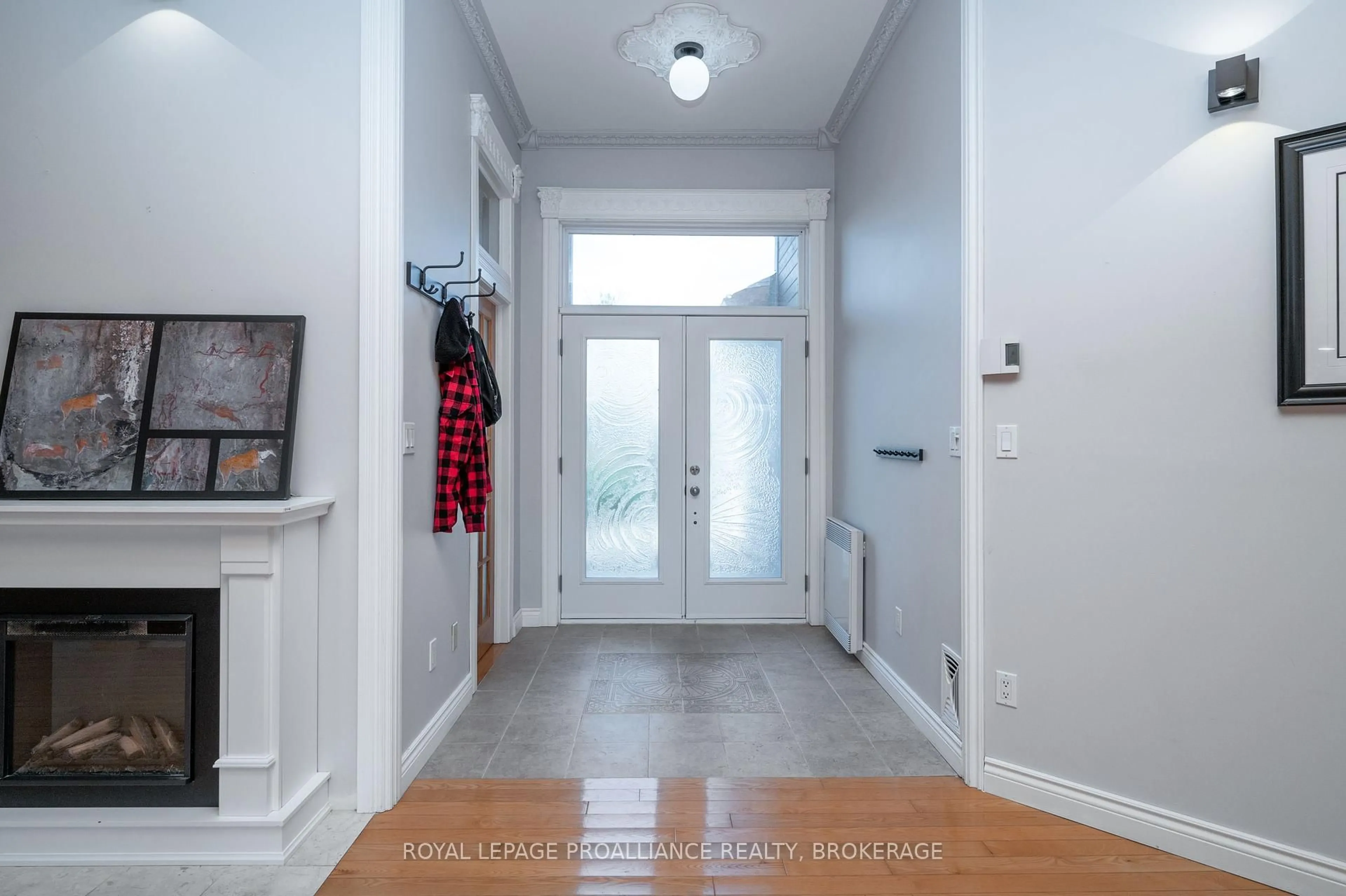 Indoor entryway for 10 North Shore Rd, Gananoque Ontario K7G 2V6