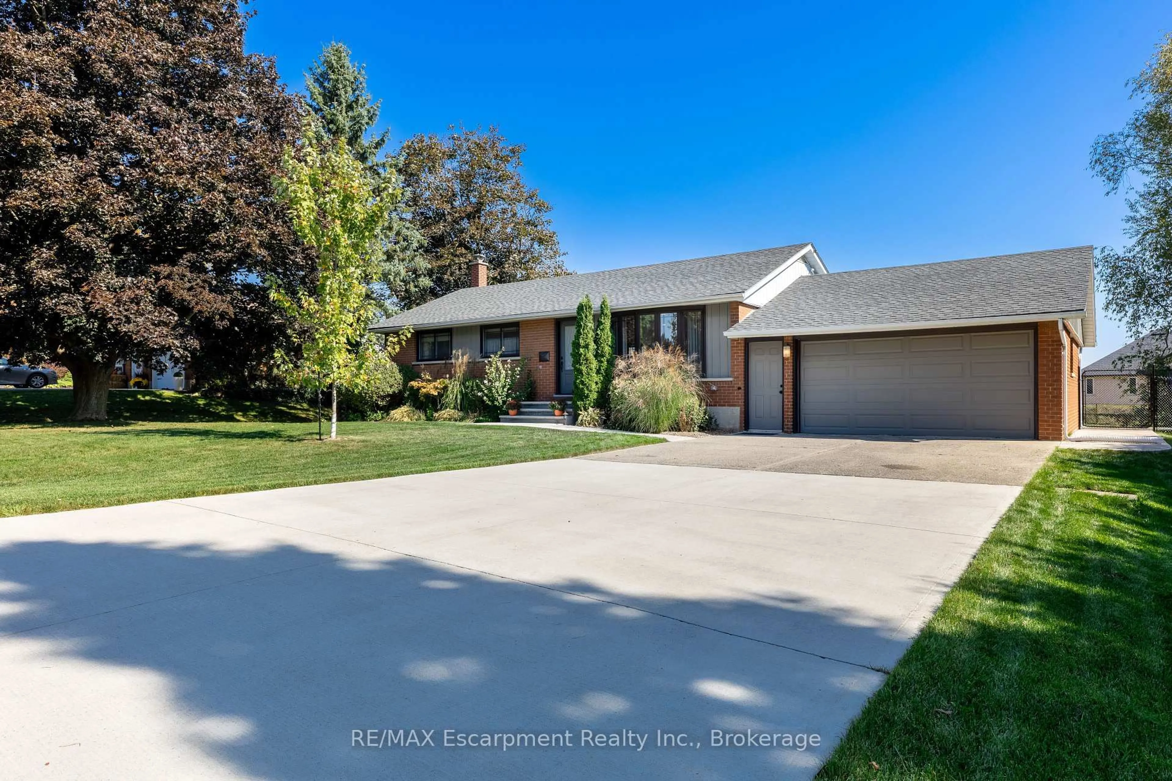 A pic from outside/outdoor area/front of a property/back of a property/a pic from drone, street for 35 Tanager Dr, Tillsonburg Ontario N4G 1B1