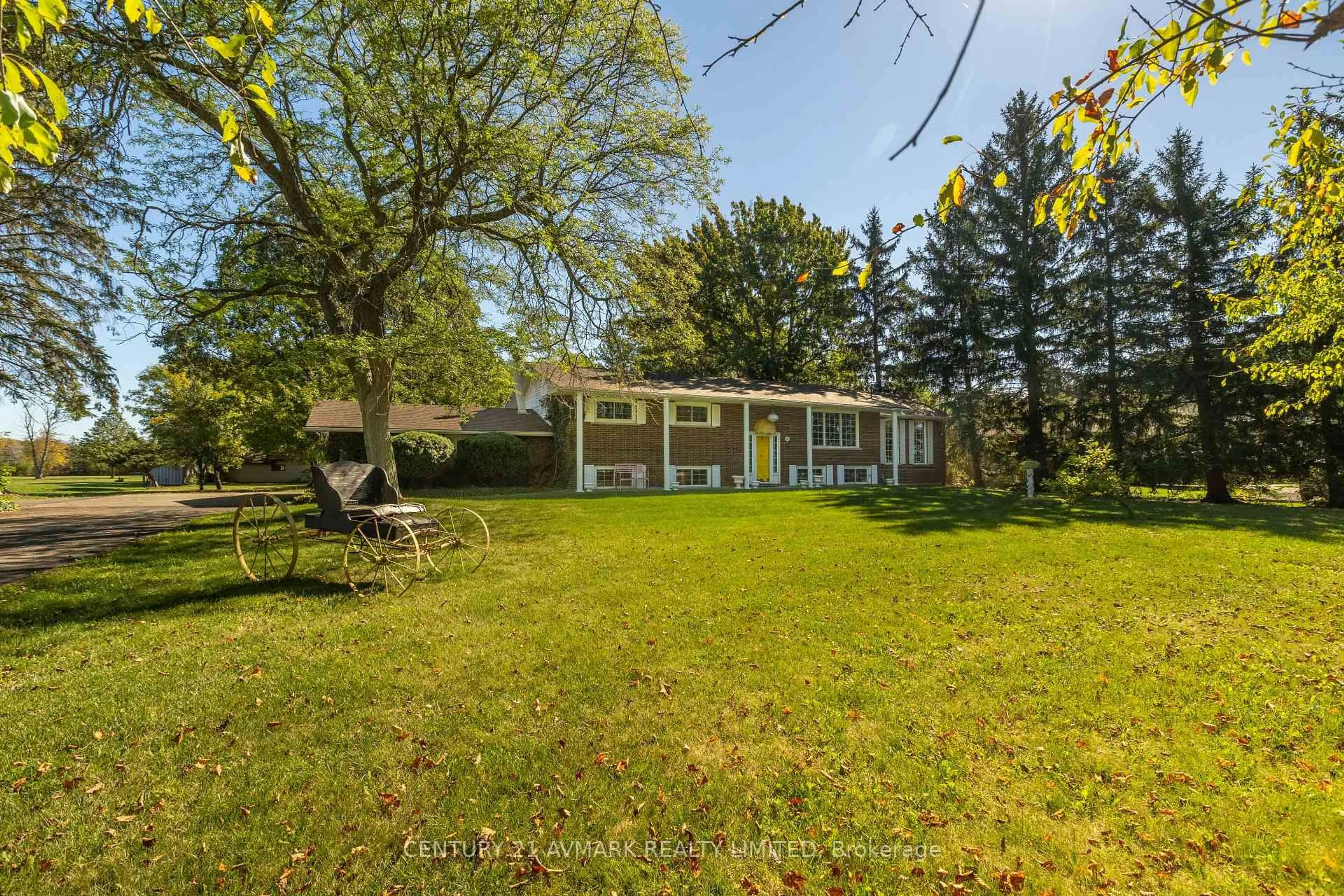 A pic from outside/outdoor area/front of a property/back of a property/a pic from drone, water/lake/river/ocean view for 382 Doan's Ridge Rd, Welland Ontario L3B 5N7