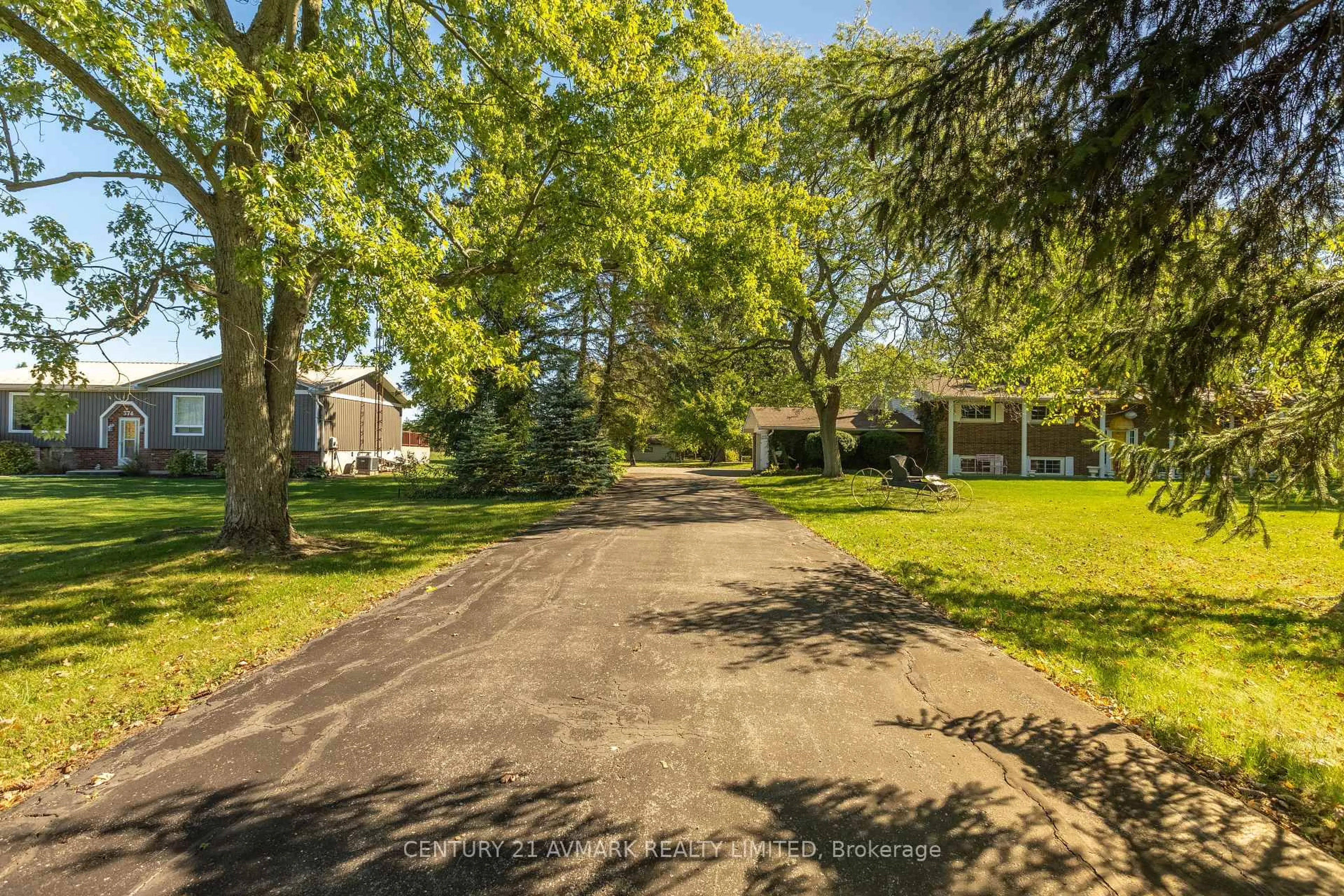 A pic from outside/outdoor area/front of a property/back of a property/a pic from drone, street for 382 Doan's Ridge Rd, Welland Ontario L3B 5N7