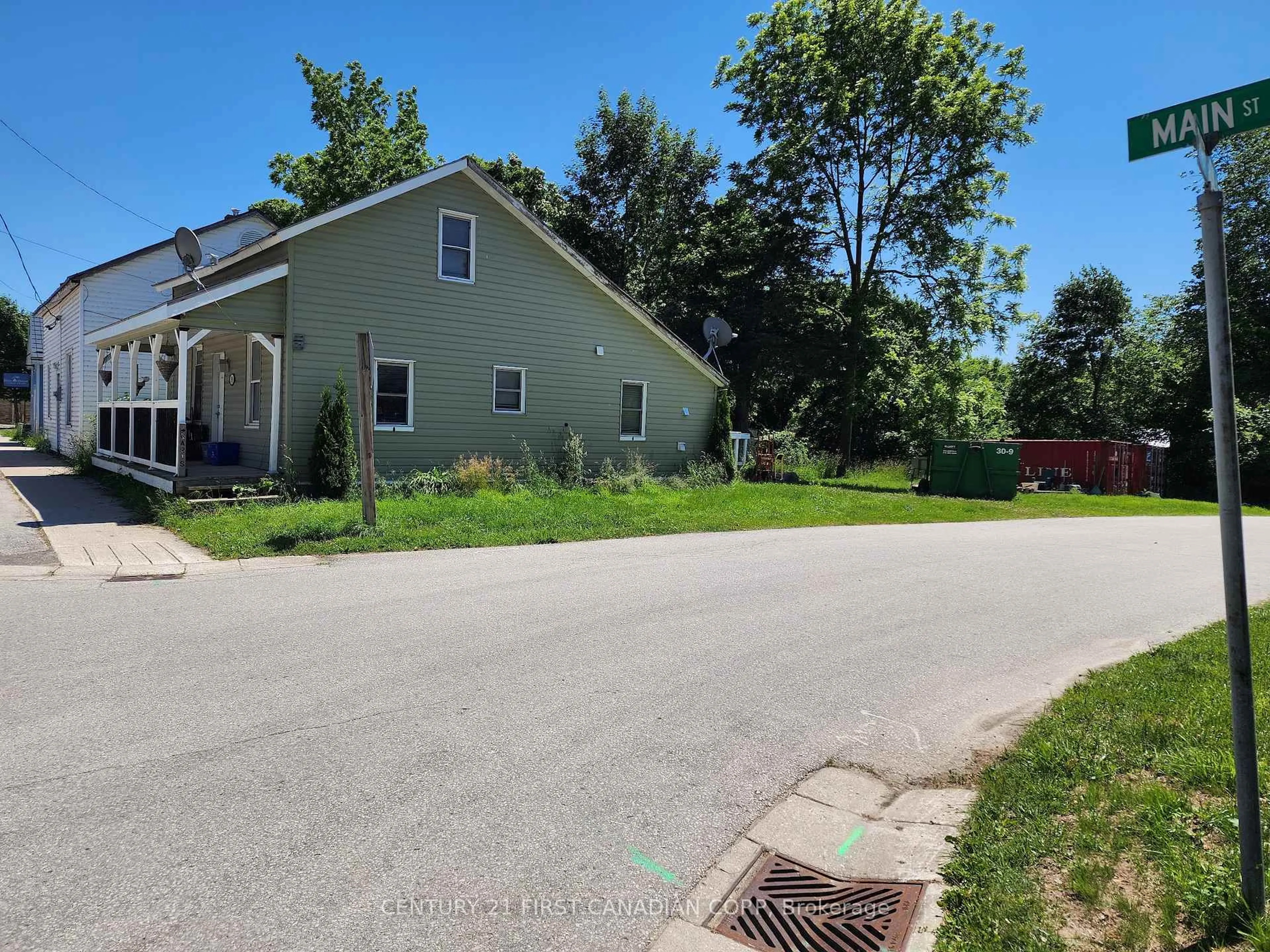A pic from outside/outdoor area/front of a property/back of a property/a pic from drone, street for 38 Main St, Kincardine Ontario N0G 2T0