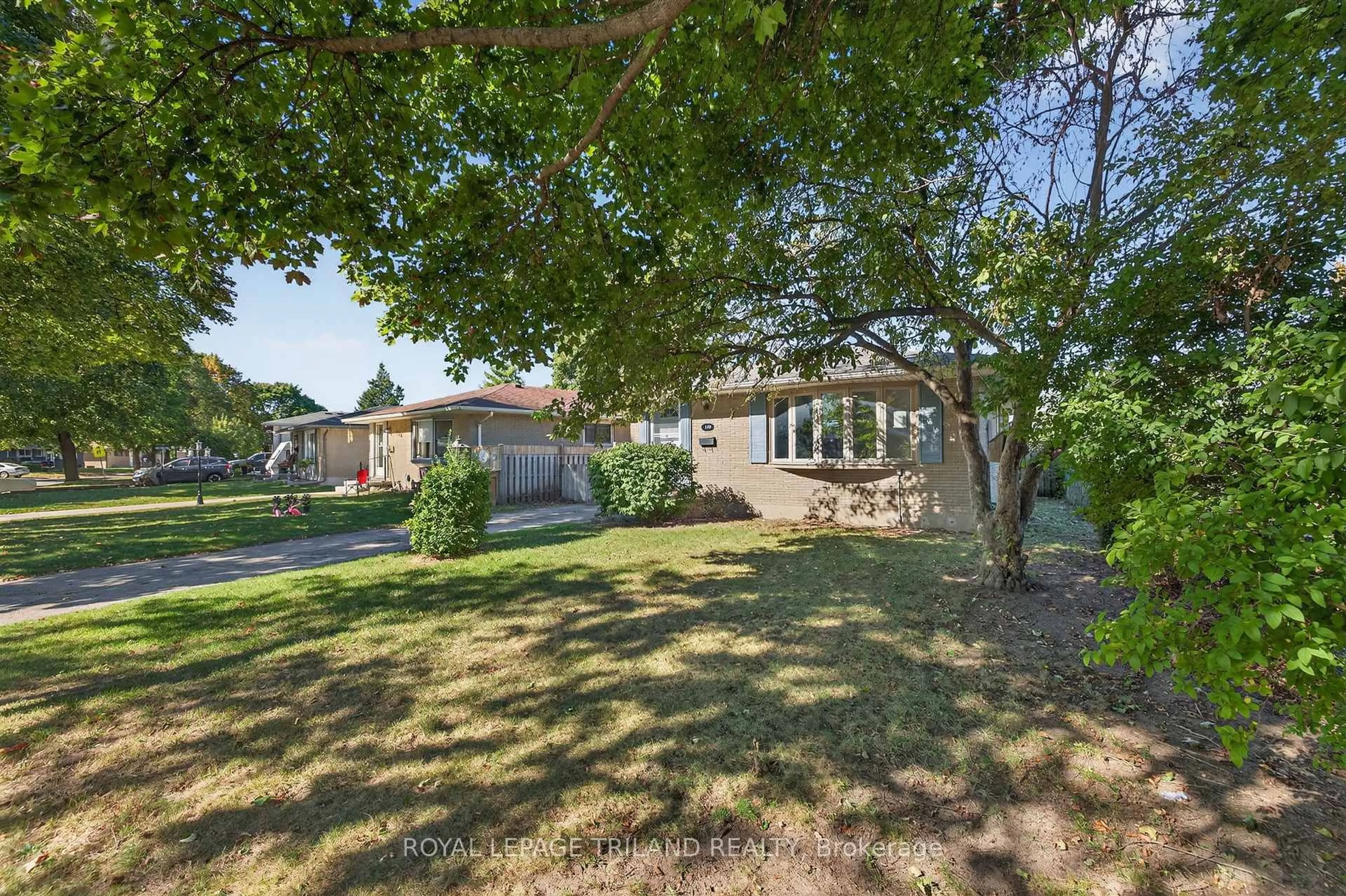 A pic from outside/outdoor area/front of a property/back of a property/a pic from drone, street for 170 Pawnee Rd, London East Ontario N5V 2S8