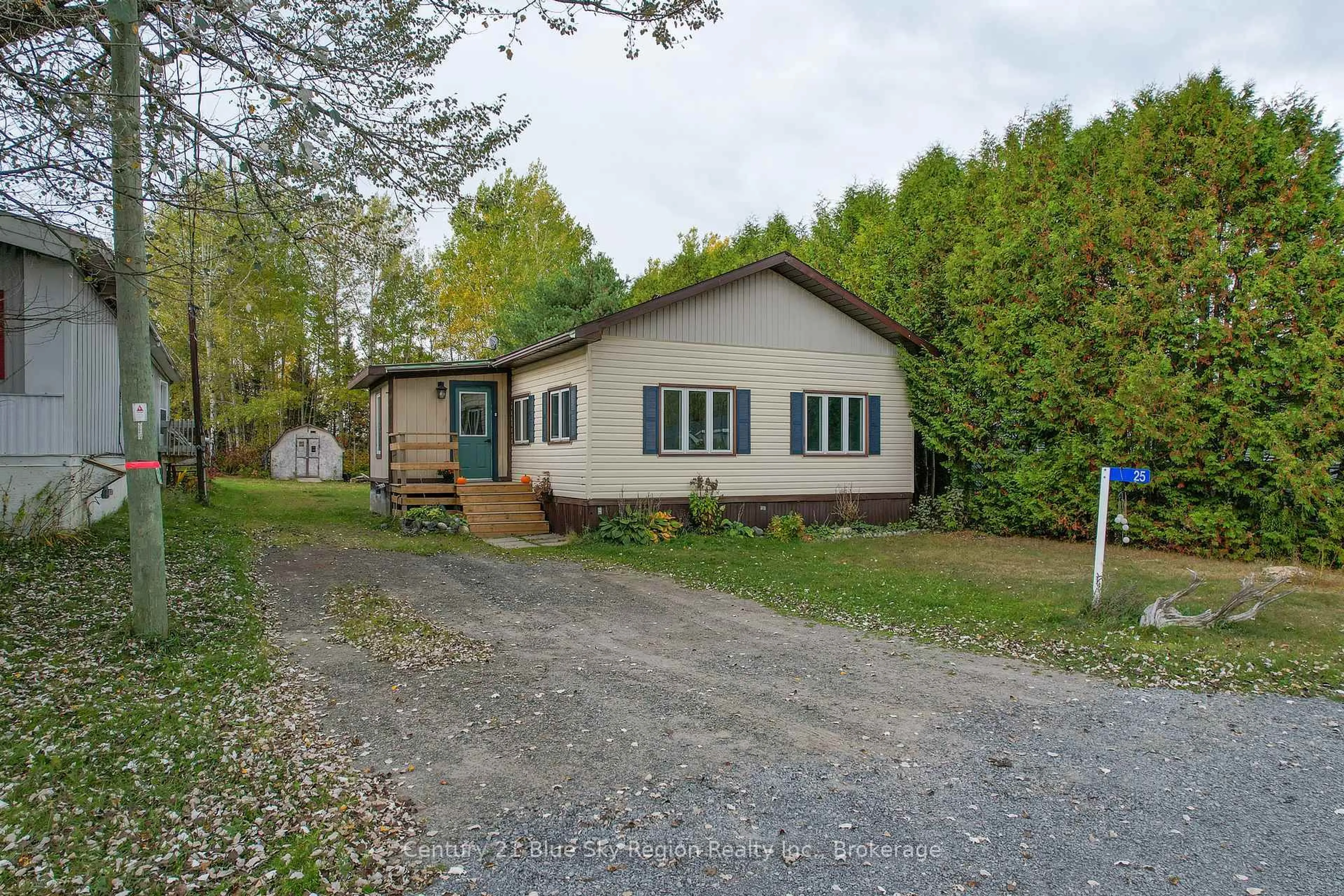 A pic from outside/outdoor area/front of a property/back of a property/a pic from drone, street for 25 Hillcrest Dr, Temagami Ontario P0H 2H0