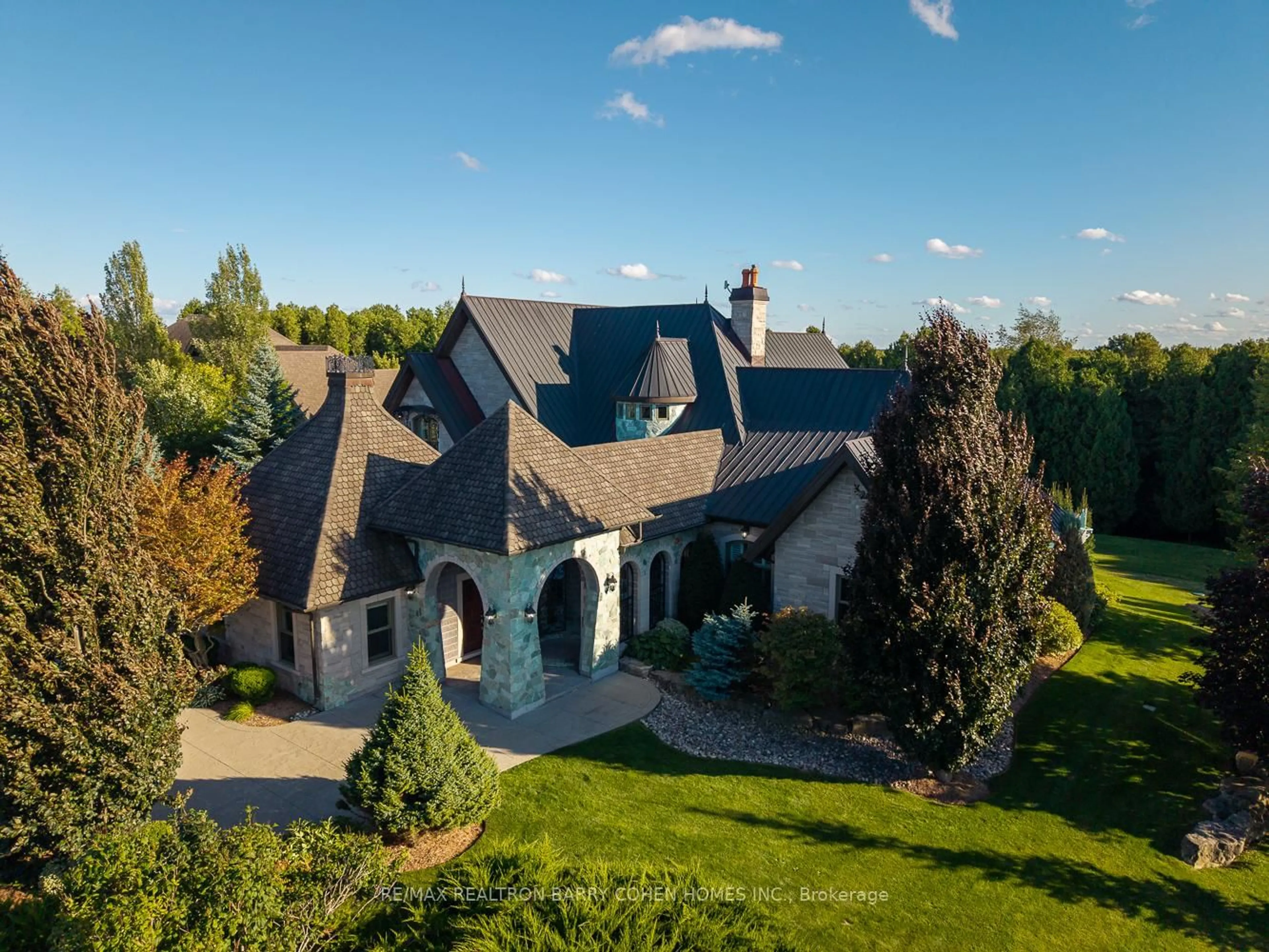 A pic from outside/outdoor area/front of a property/back of a property/a pic from drone, unknown for 35 Daymond Dr, Puslinch Ontario N0B 2J0