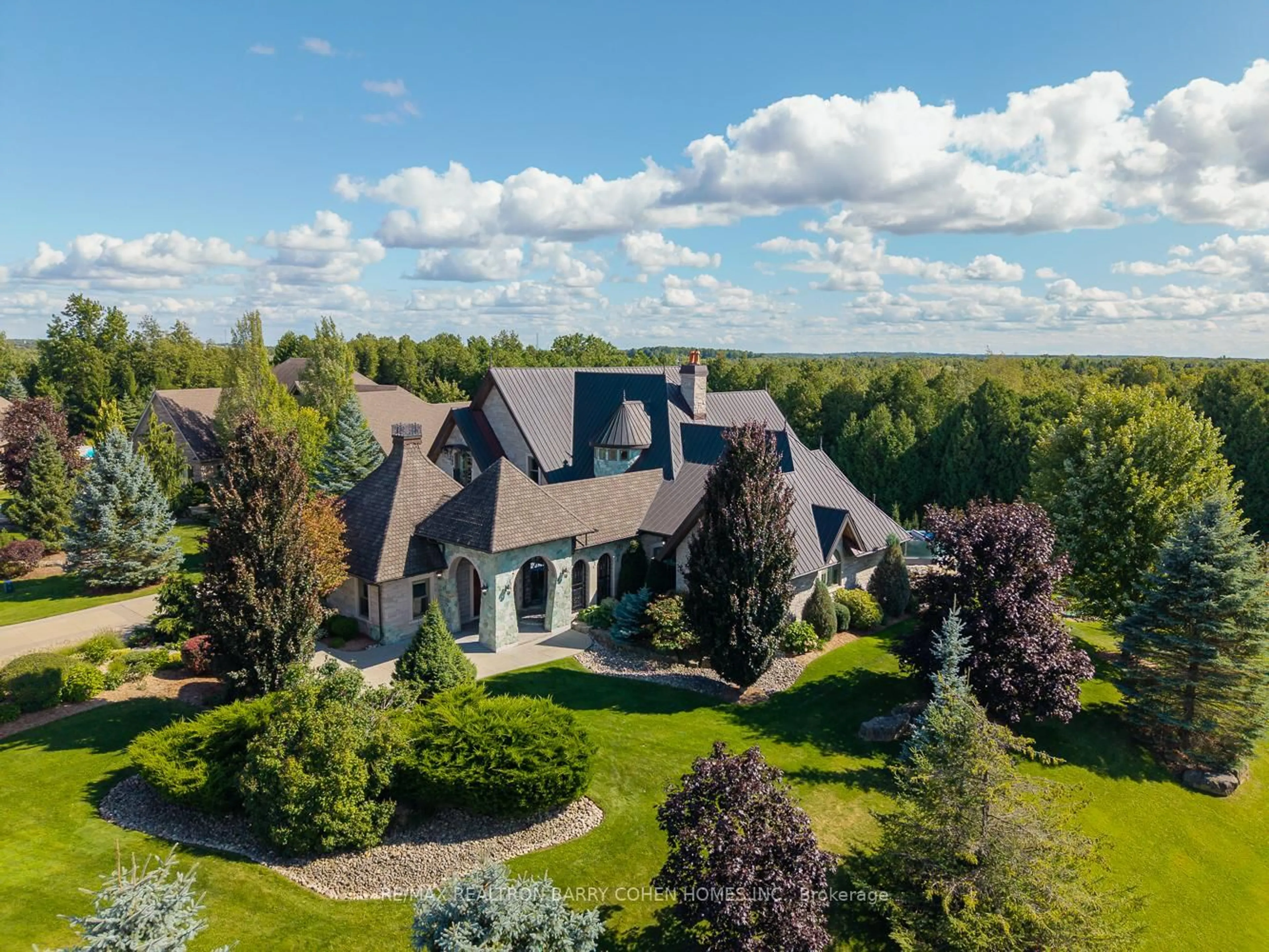 A pic from outside/outdoor area/front of a property/back of a property/a pic from drone, unknown for 35 Daymond Dr, Puslinch Ontario N0B 2J0