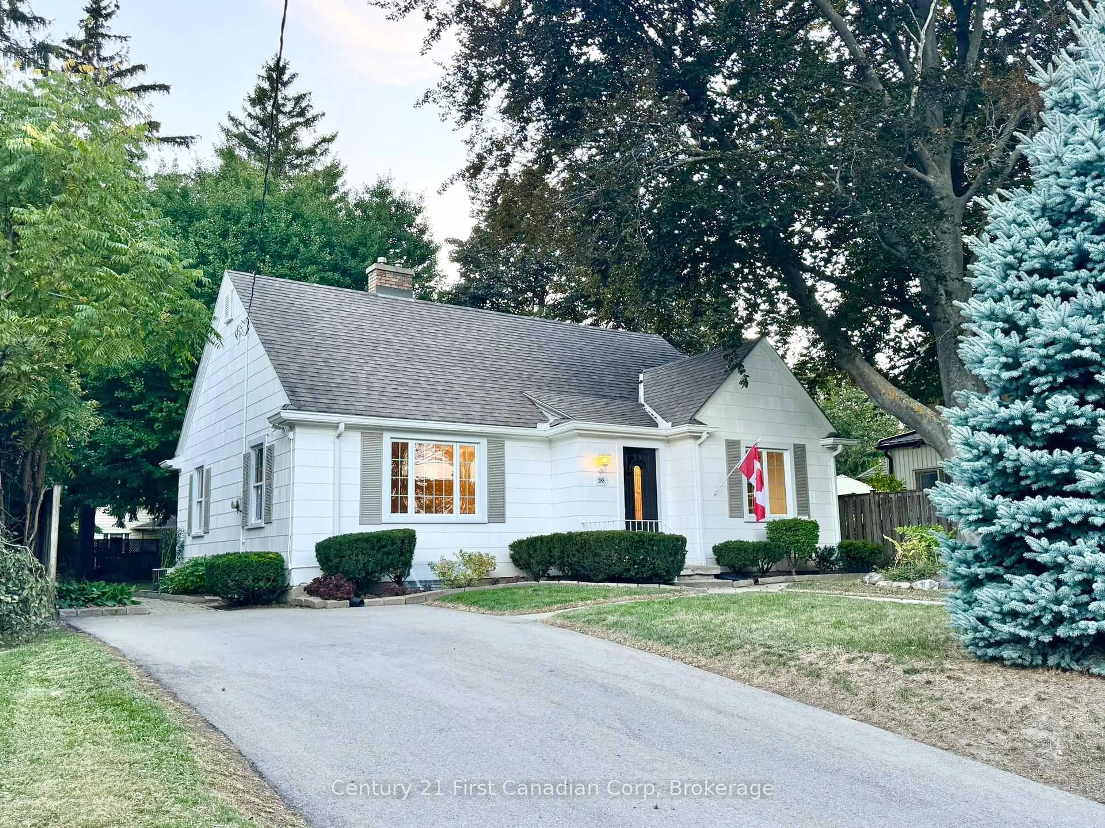 Home with vinyl exterior material, street for 288 Thames St, Ingersoll Ontario N5C 2T9