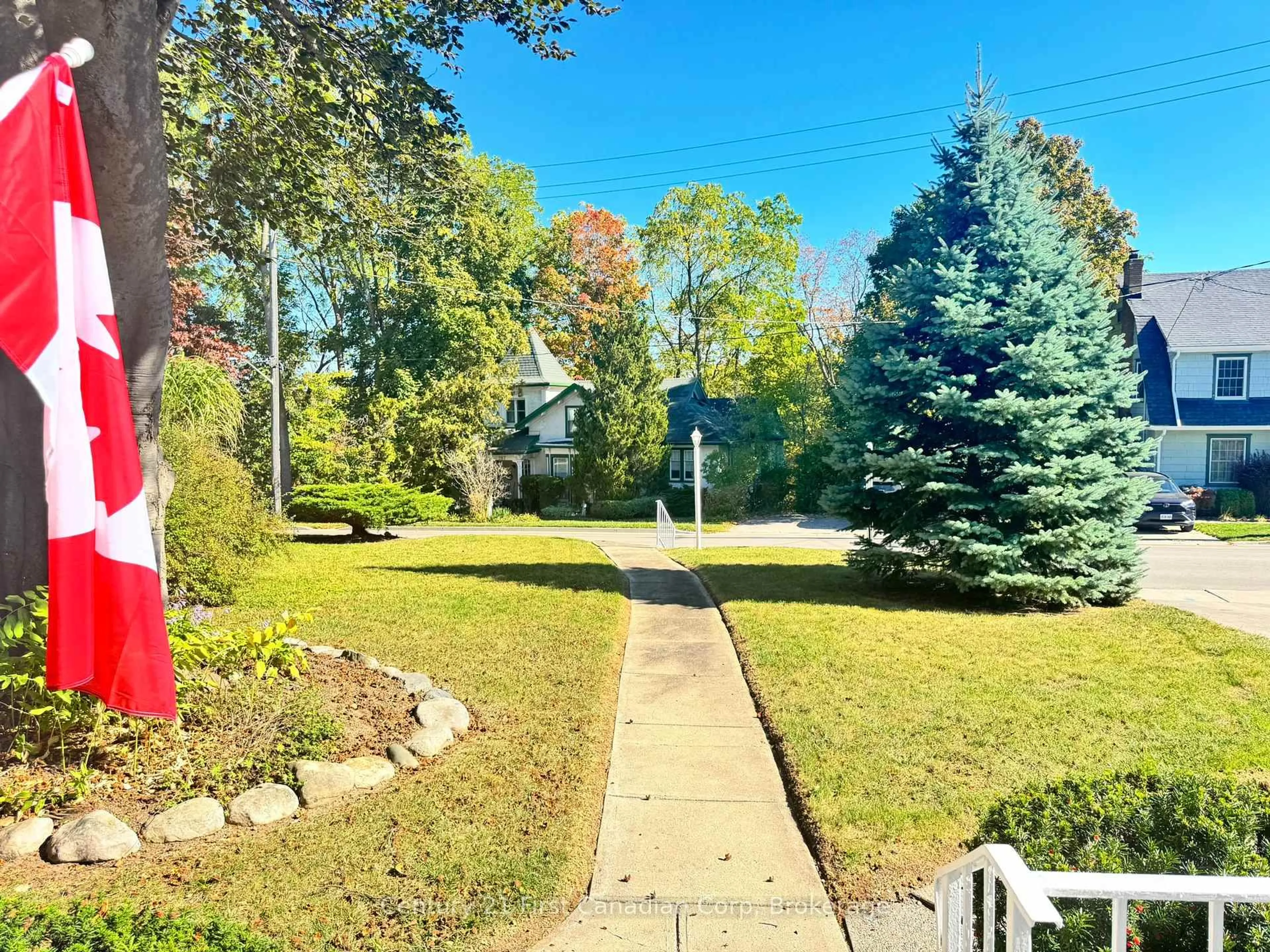 A pic from outside/outdoor area/front of a property/back of a property/a pic from drone, forest/trees view for 288 Thames St, Ingersoll Ontario N5C 2T9
