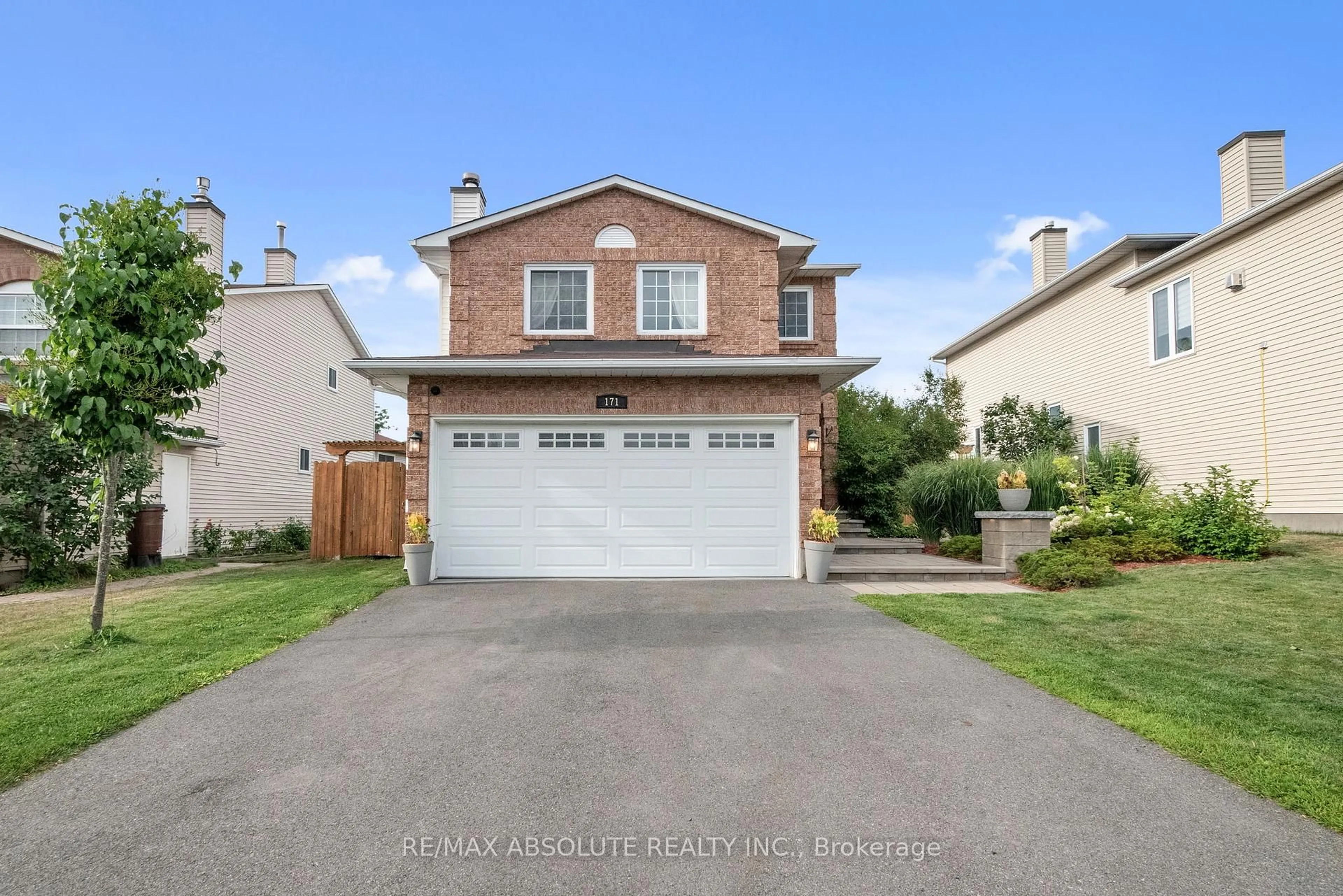 A pic from outside/outdoor area/front of a property/back of a property/a pic from drone, street for 171 Springwater Dr, Kanata Ontario K2M 2A2
