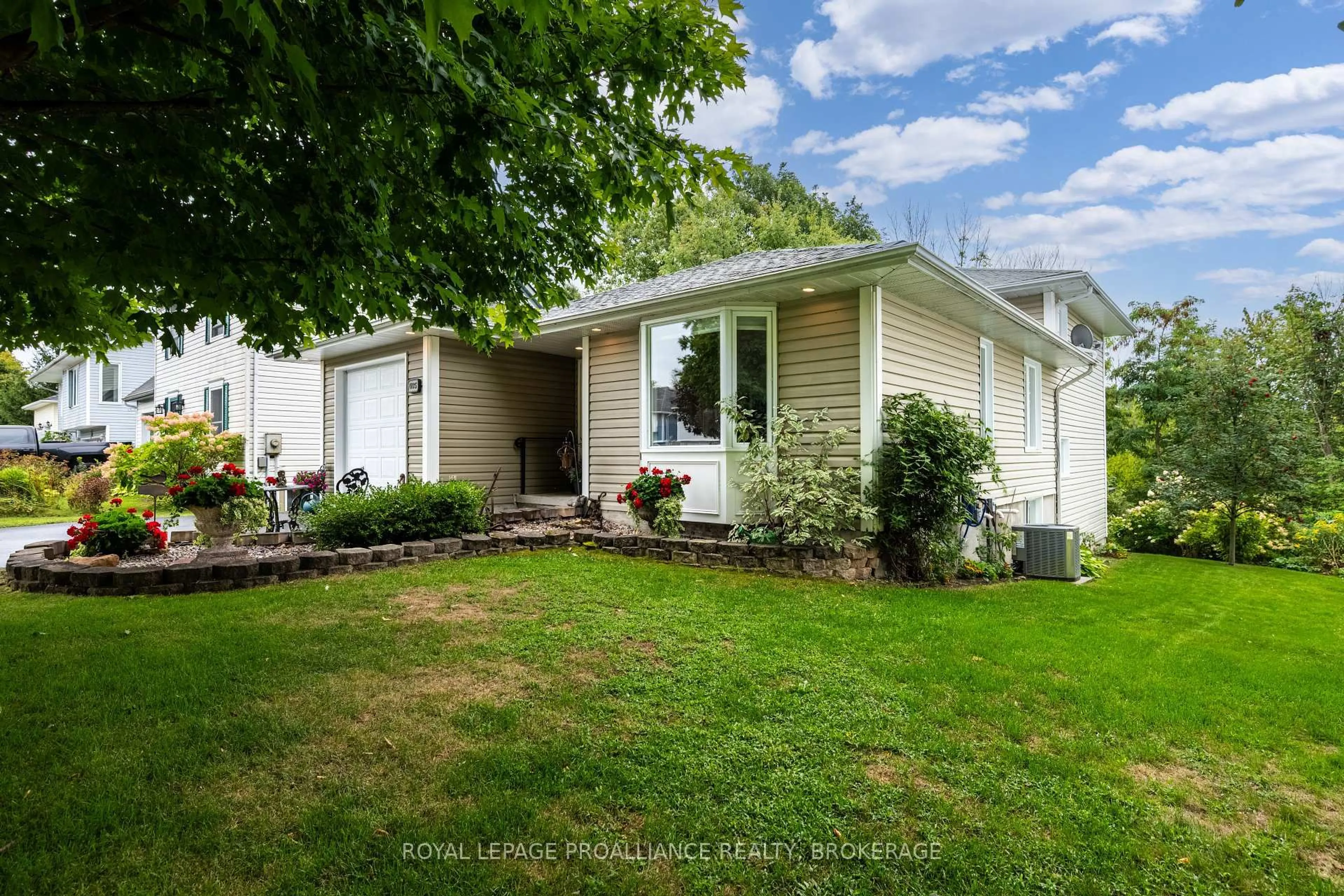 Home with vinyl exterior material, street for 605 Arthur St, Gananoque Ontario K7G 3C5