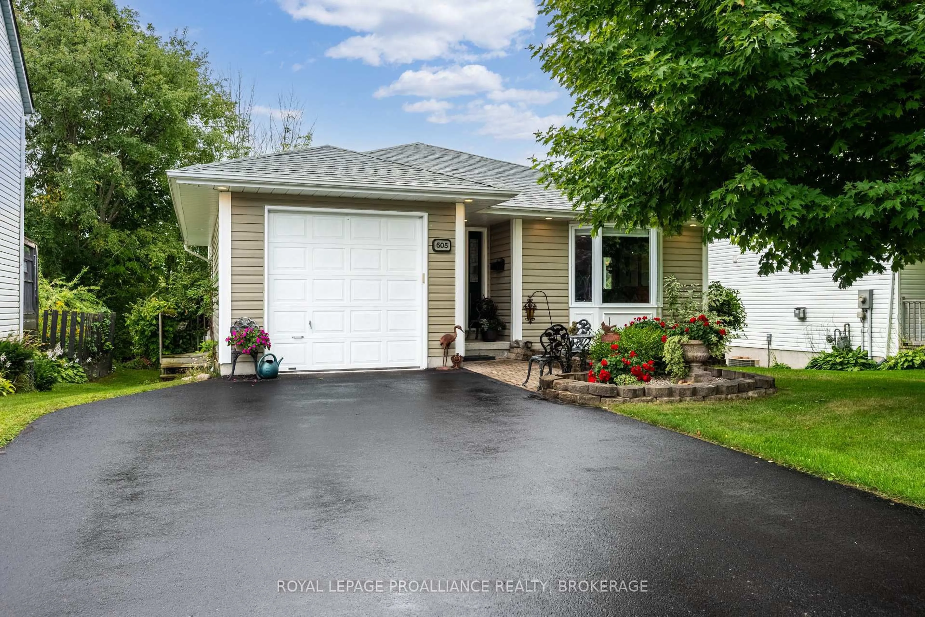 Home with vinyl exterior material, street for 605 Arthur St, Gananoque Ontario K7G 3C5