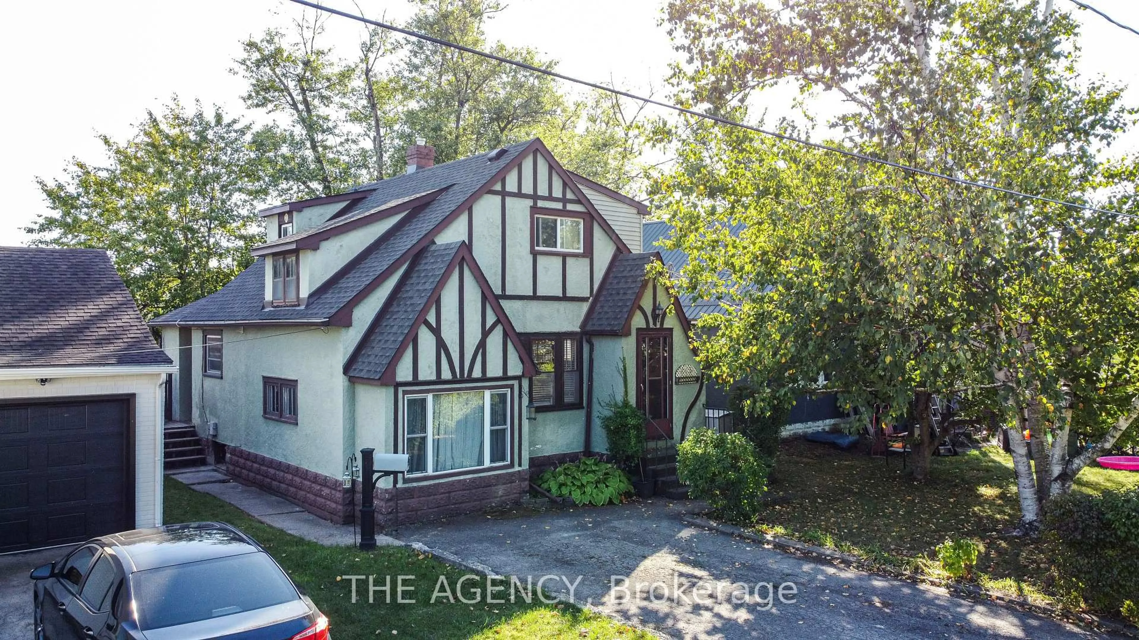 A pic from outside/outdoor area/front of a property/back of a property/a pic from drone, street for 9 Wade St, Welland Ontario L3C 5H3