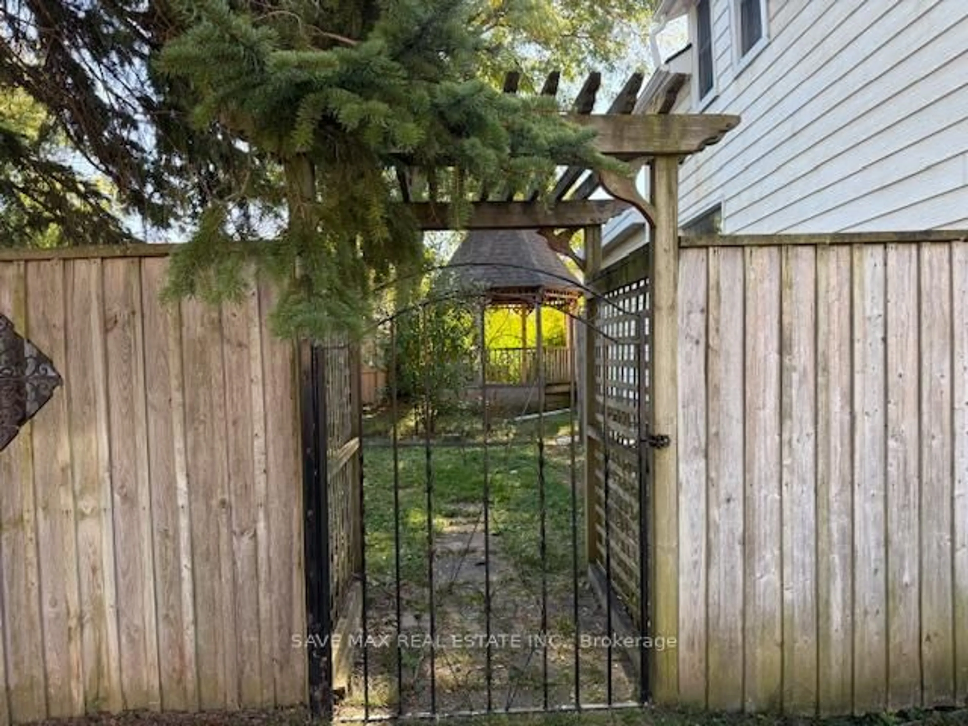 Patio, street for 105 BALD St, Welland Ontario L3C 5C2