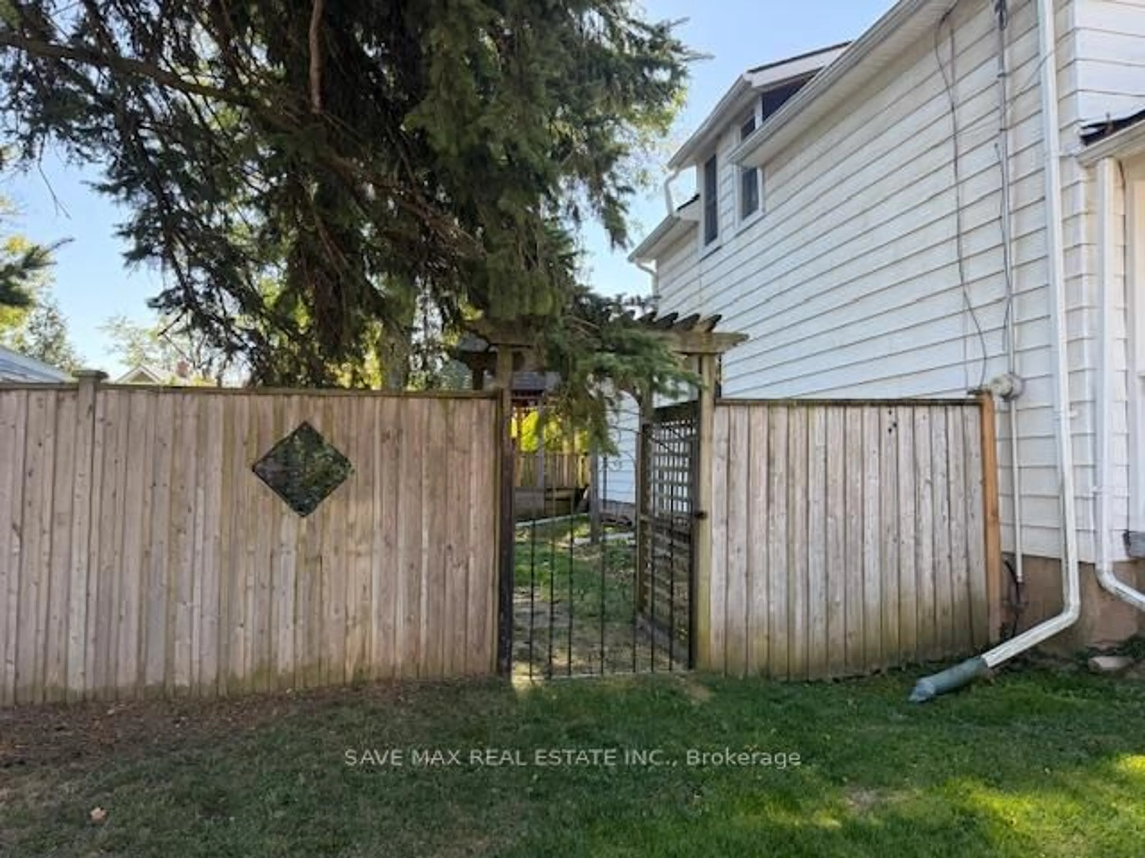 A pic from outside/outdoor area/front of a property/back of a property/a pic from drone, unknown for 105 BALD St, Welland Ontario L3C 5C2