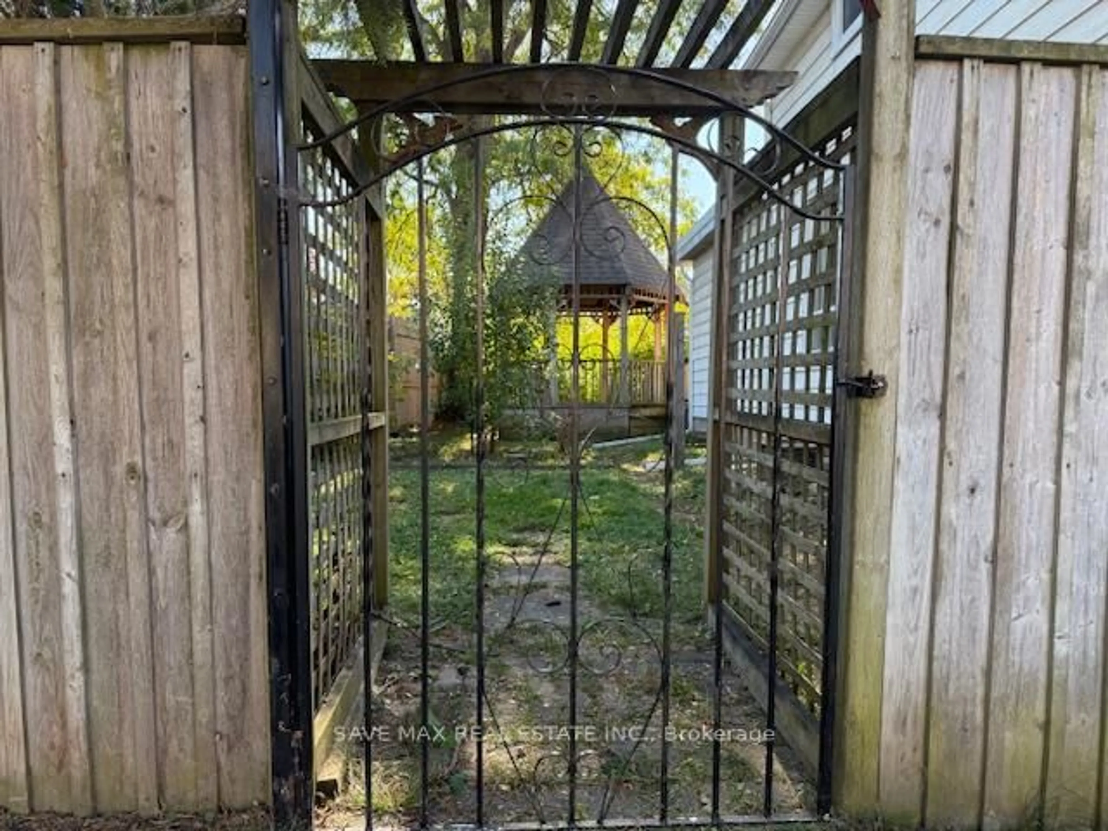 Unknown for 105 BALD St, Welland Ontario L3C 5C2